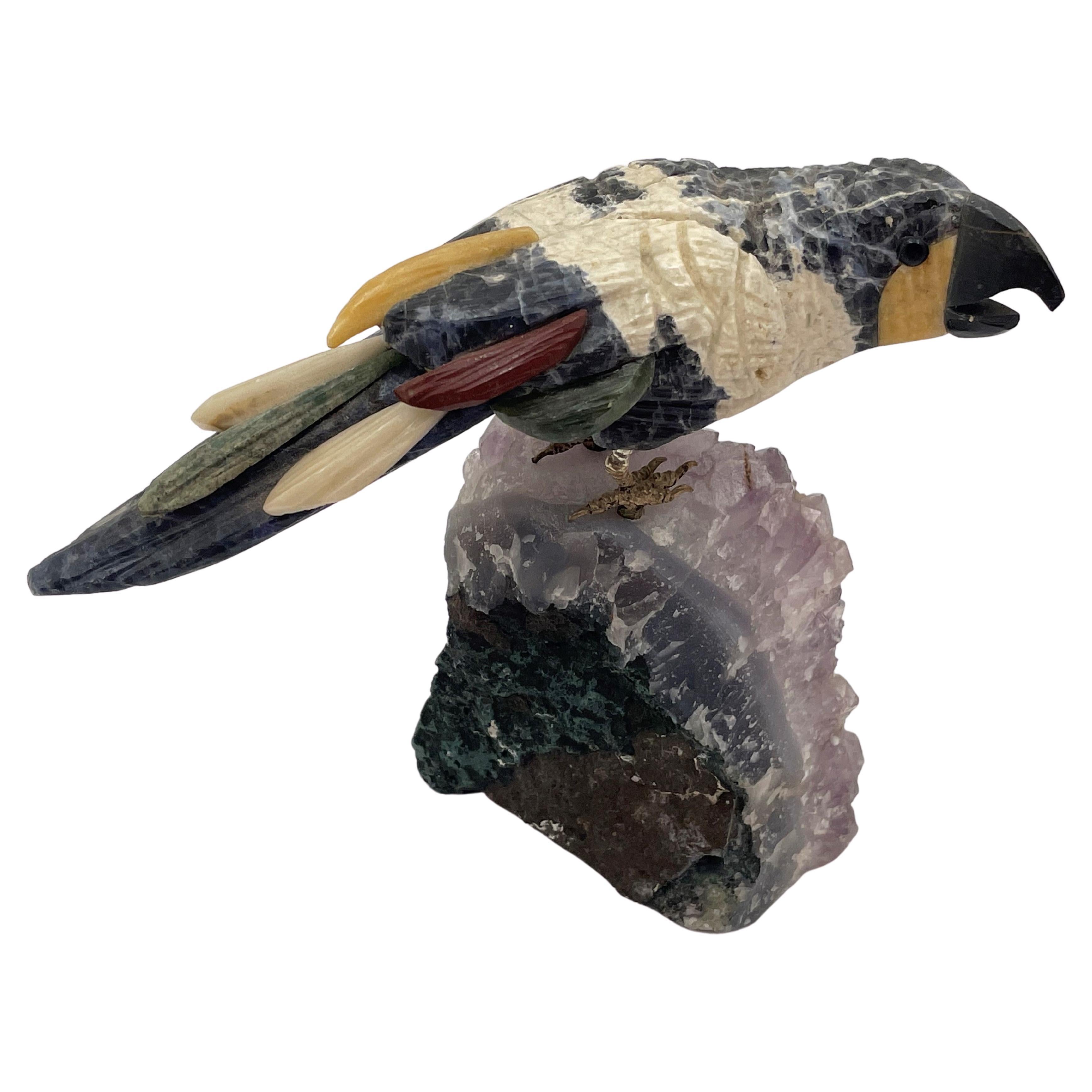 Mehrfarbige geschnitzte Vogel-Skulptur aus Stein auf Amethyst im Angebot