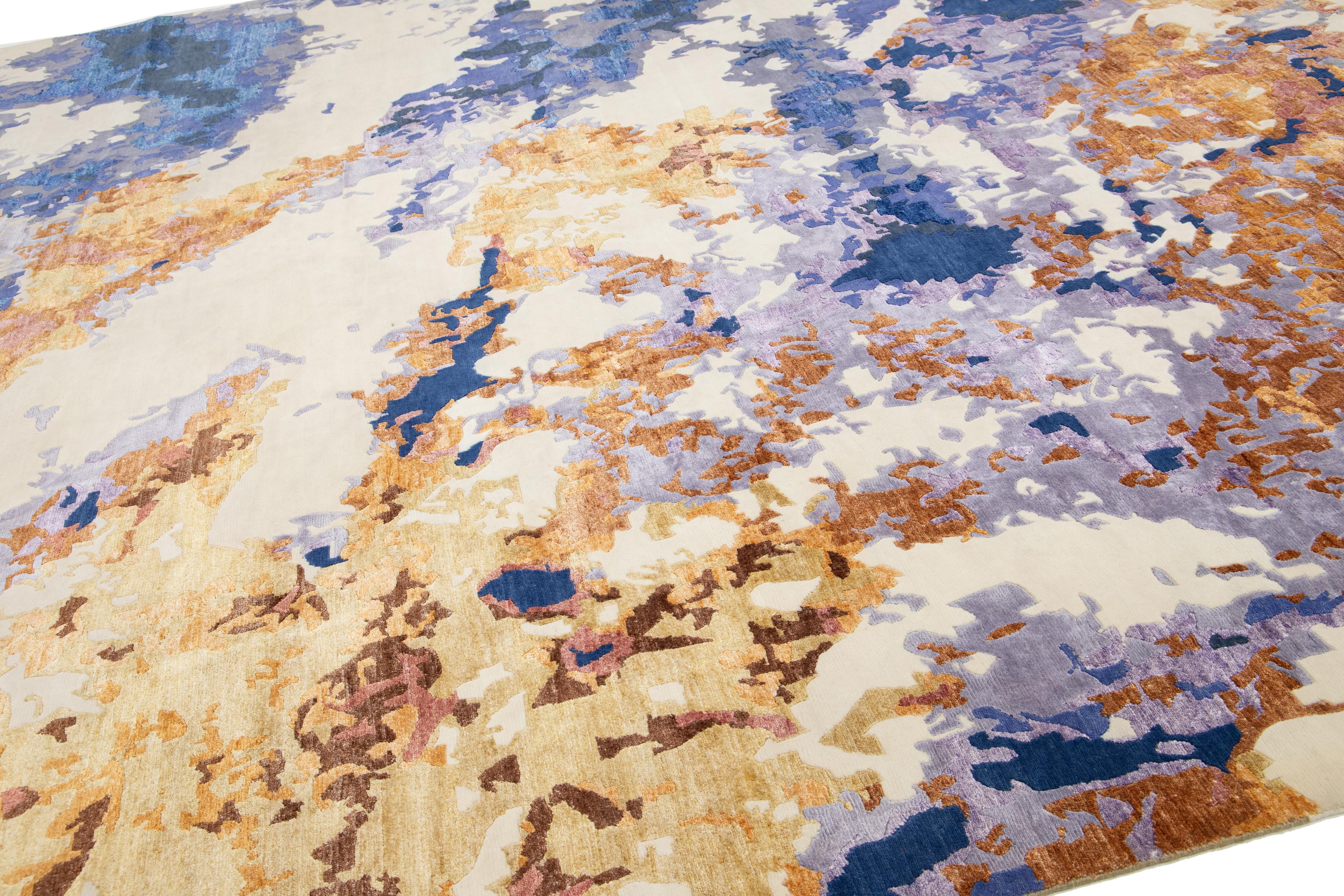 Tapis contemporain multicolore en laine et soie à motif abstrait en vente 3