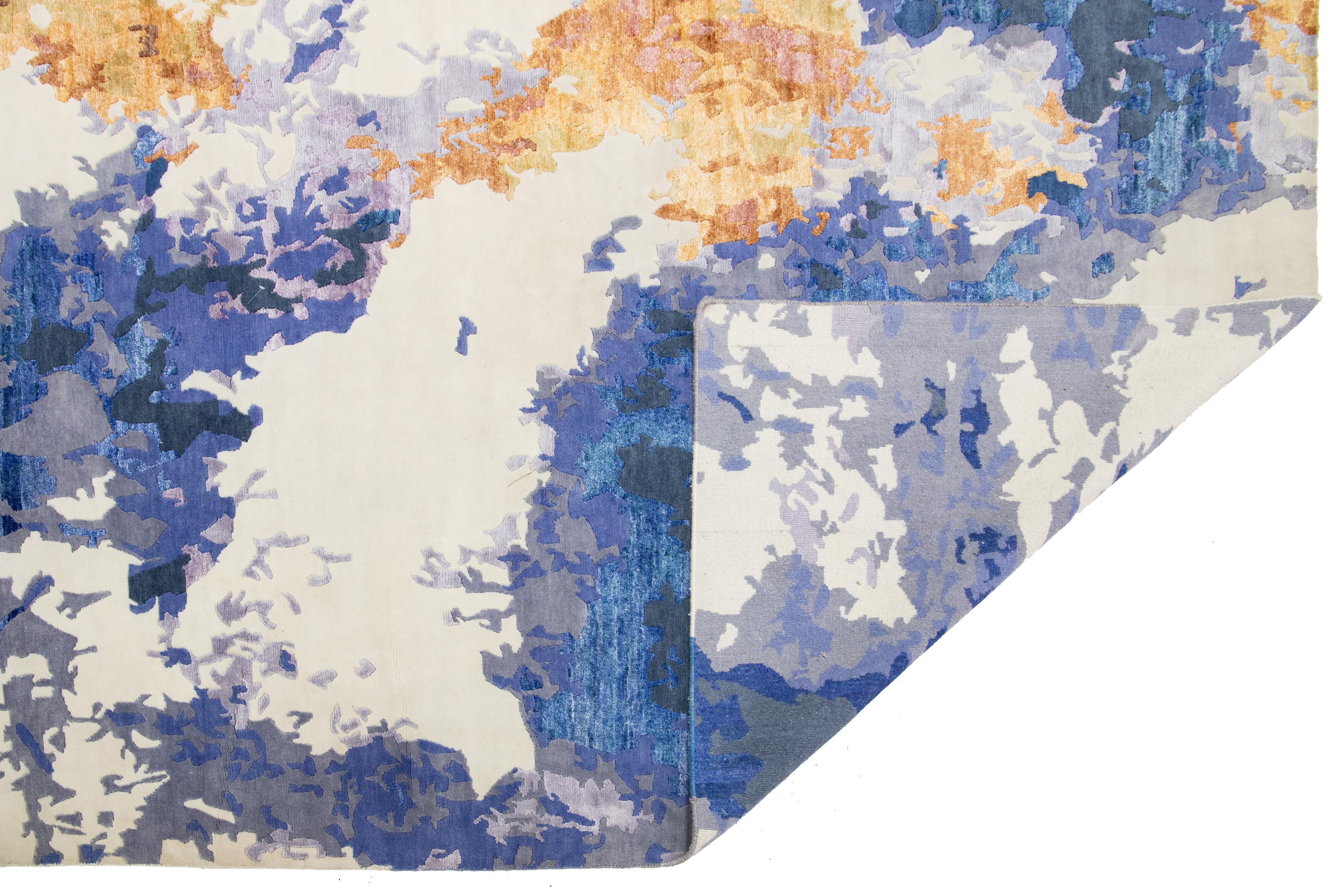 Moderne Tapis contemporain multicolore en laine et soie à motif abstrait en vente