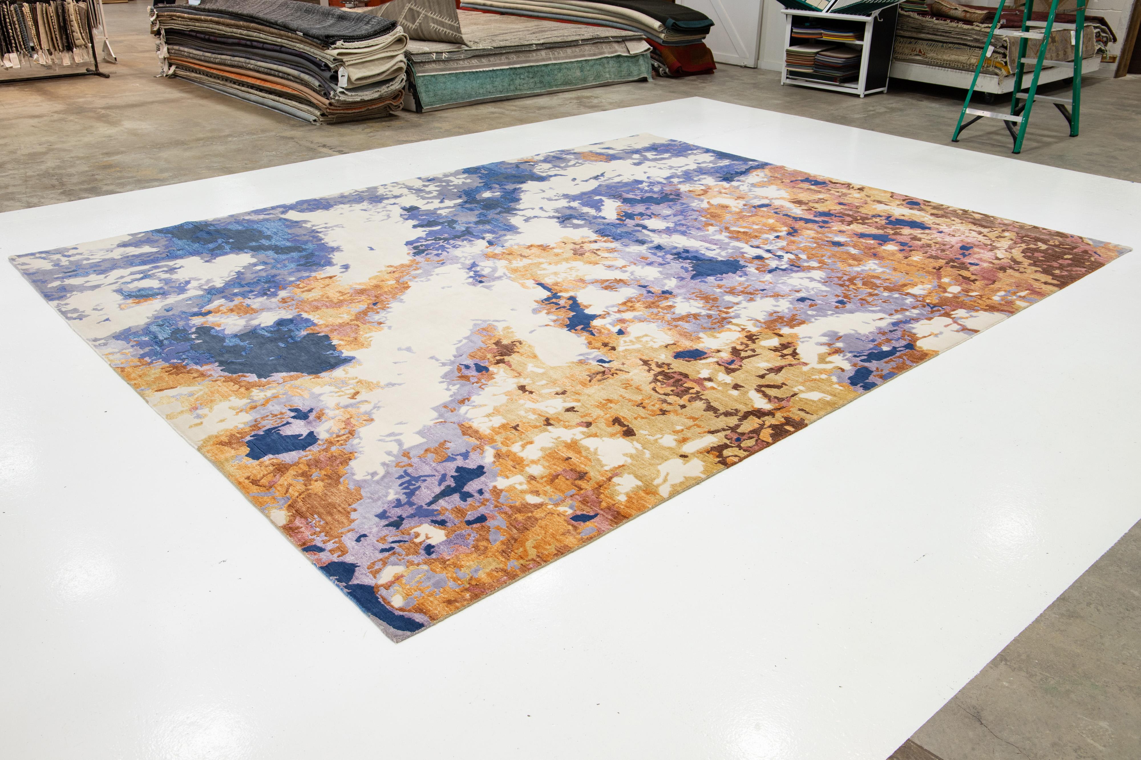 Indien Tapis contemporain multicolore en laine et soie à motif abstrait en vente