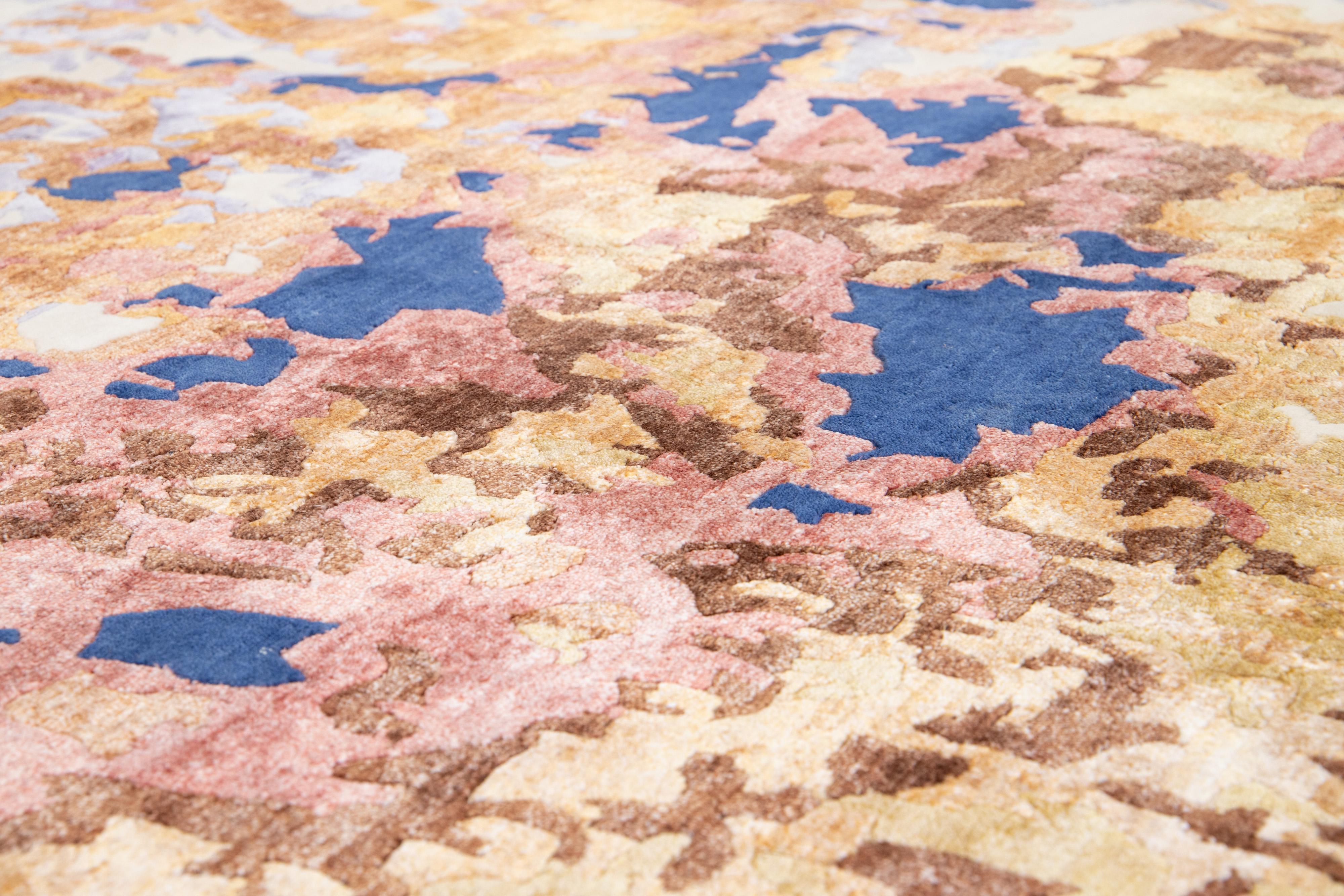 Noué à la main Tapis contemporain multicolore en laine et soie à motif abstrait en vente