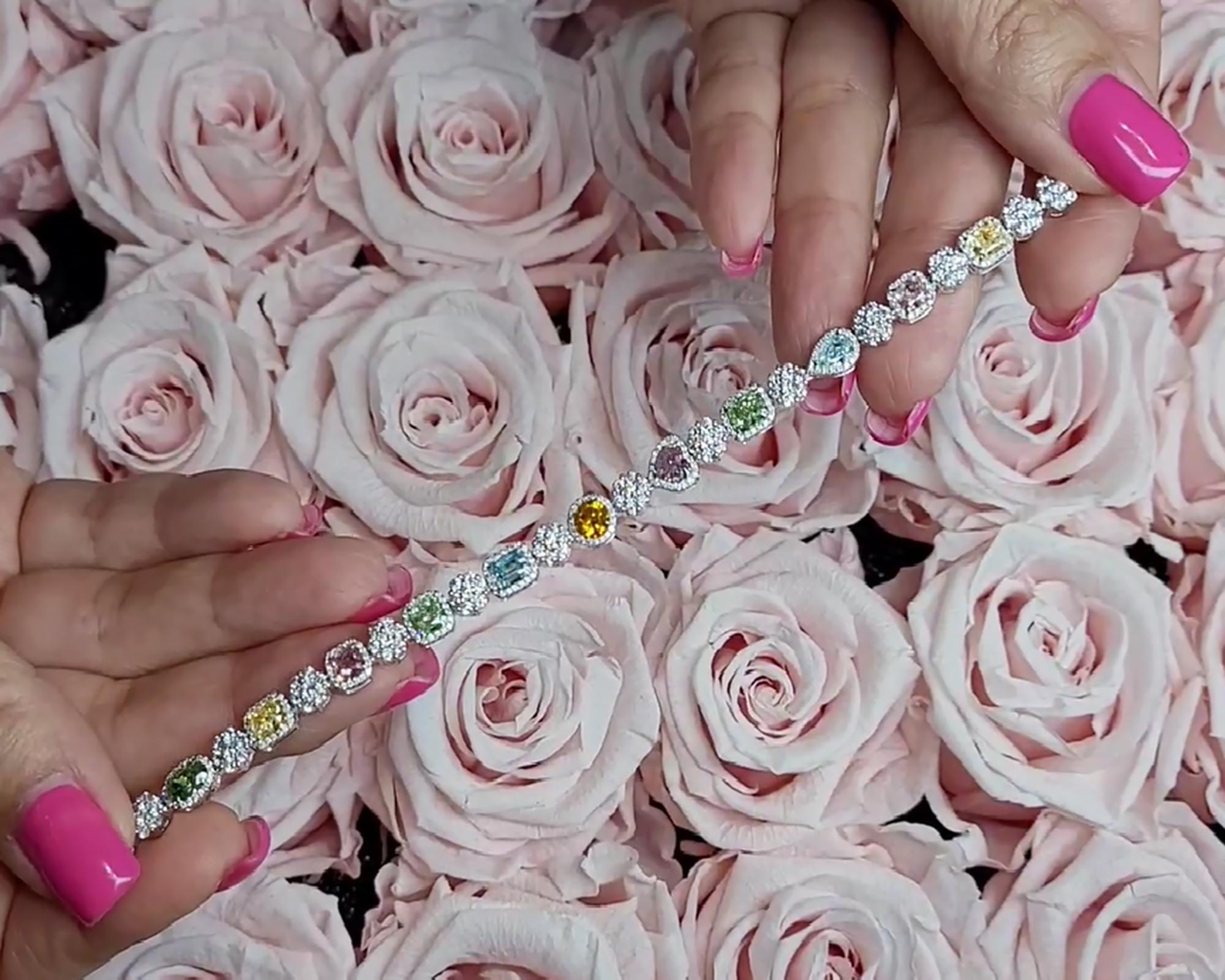 Taille mixte Bracelet ligne de diamants multicolores en or blanc 18 carats en vente