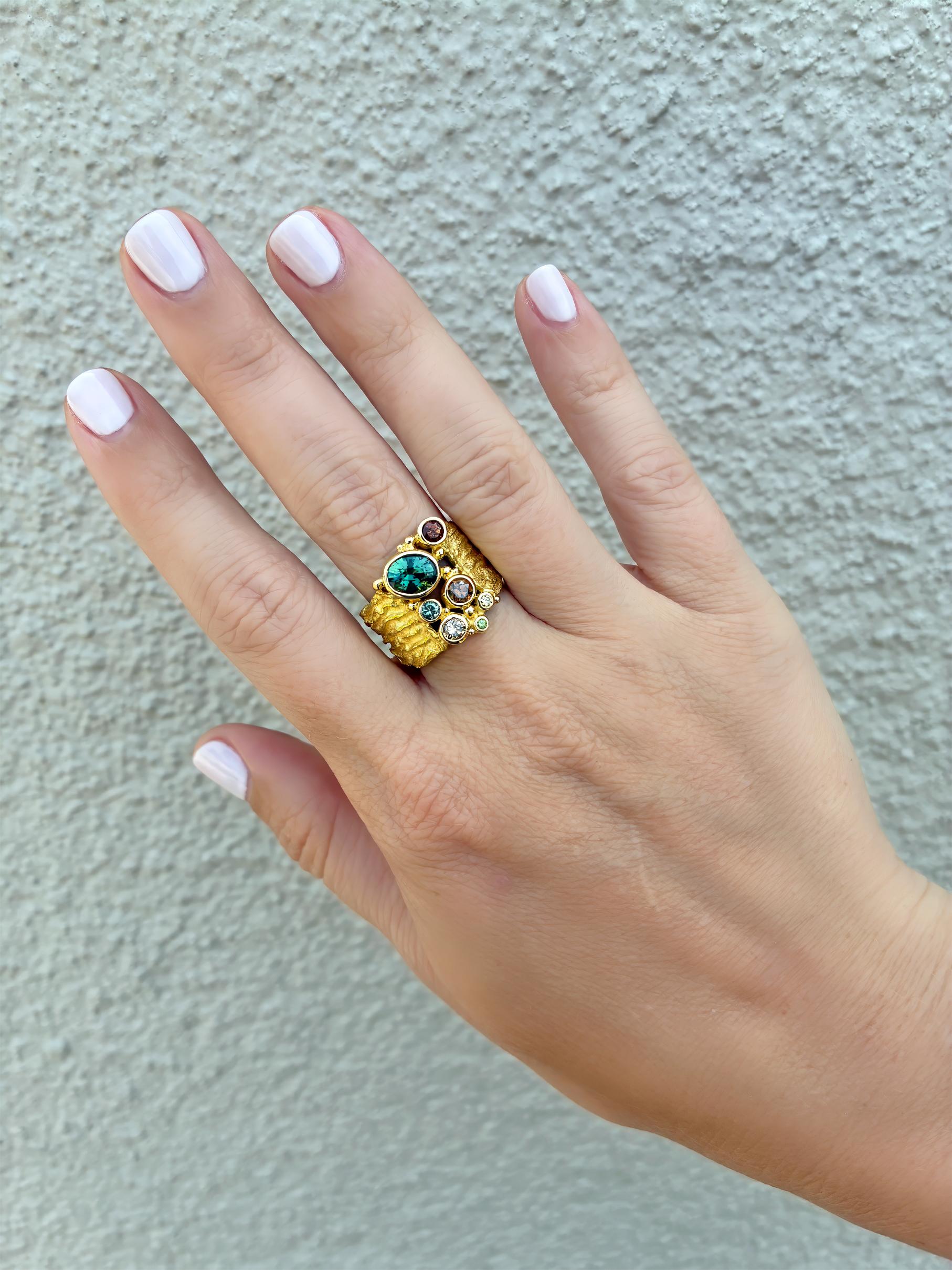 Cette exceptionnelle bague faite à la main par la célèbre artiste joaillière Barbara Heinrich est une pièce unique en son genre, réalisée en or jaune 18 carats. Le bracelet audacieux et sculptural présente la finition algues, signature de Heinrich,