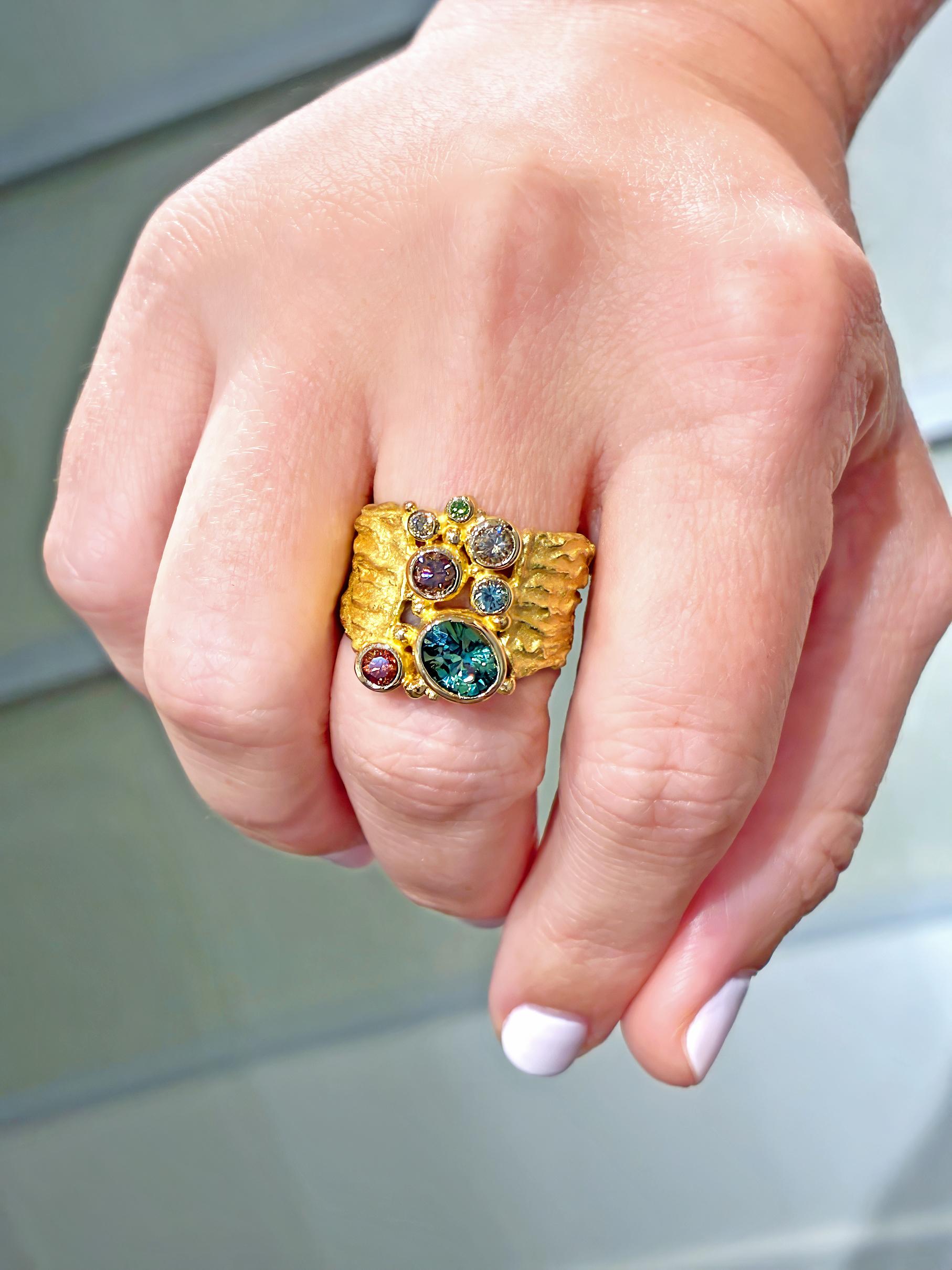 Taille brillant Bague unique en or à diamants multicolores et saphirs, Barbara Heinrich 2025 en vente