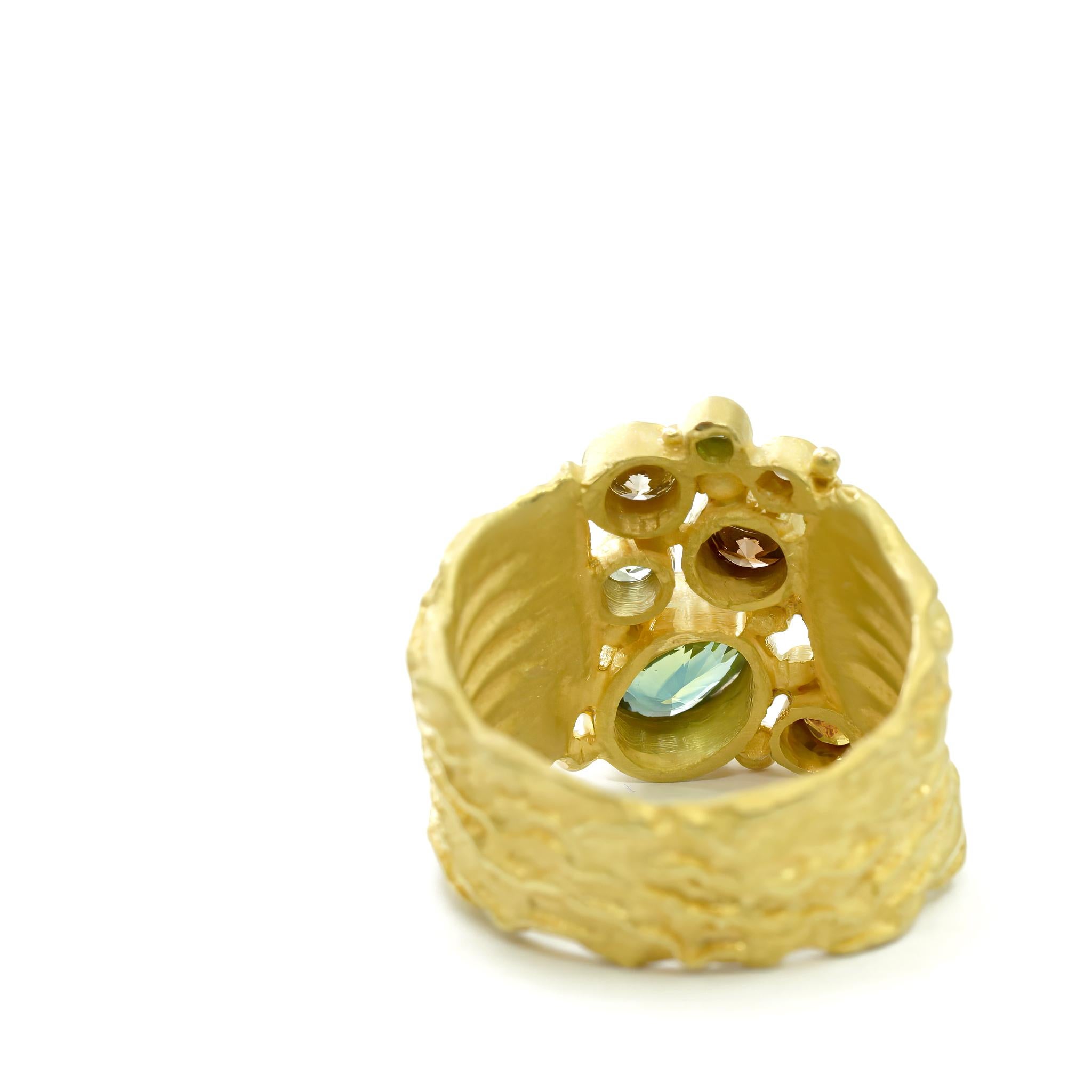 Bague unique en or à diamants multicolores et saphirs, Barbara Heinrich 2025 en vente 3