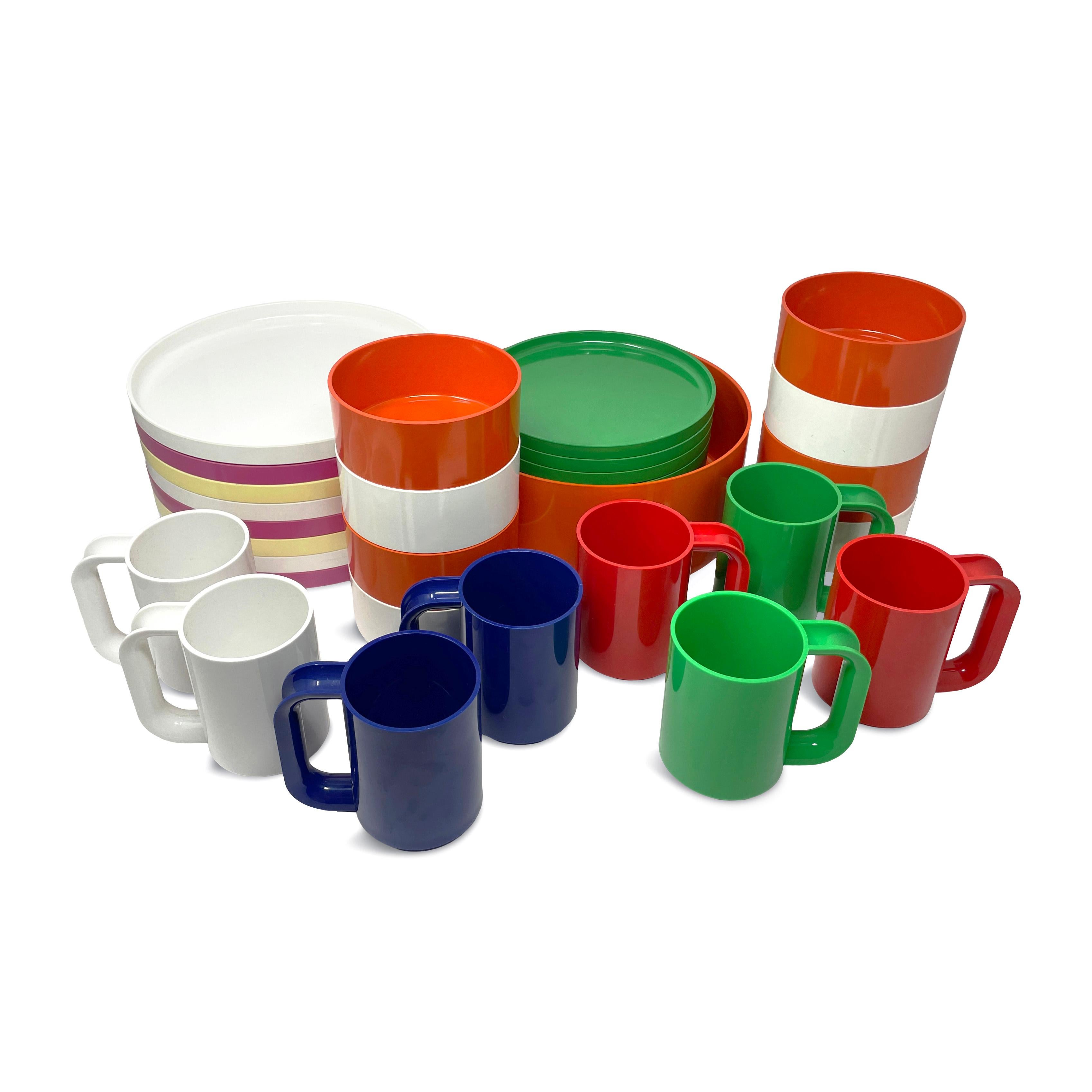 Multicolored Dinnerware by Vignelli for Heller, Set of 33 In Good Condition In Brooklyn, NY