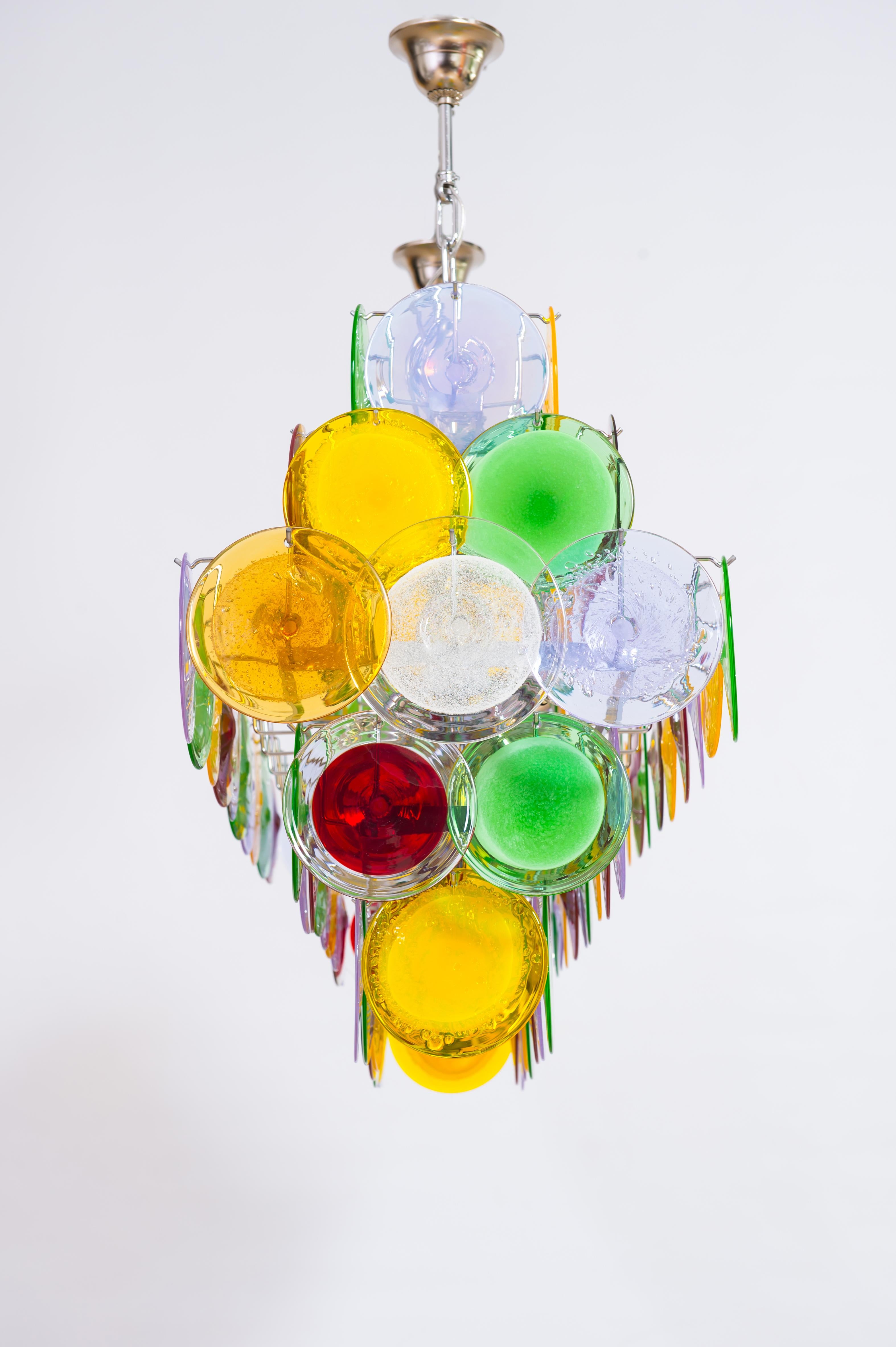 Boîte à boutons moderne en verre de Murano avec disque multicolore, Giovanni Dalla Fina, Italie. Cette remarquable et lumineuse boîte à boutons est composée d'un cadre en métal chromé, qui supporte une grande variété de disques colorés en verre de