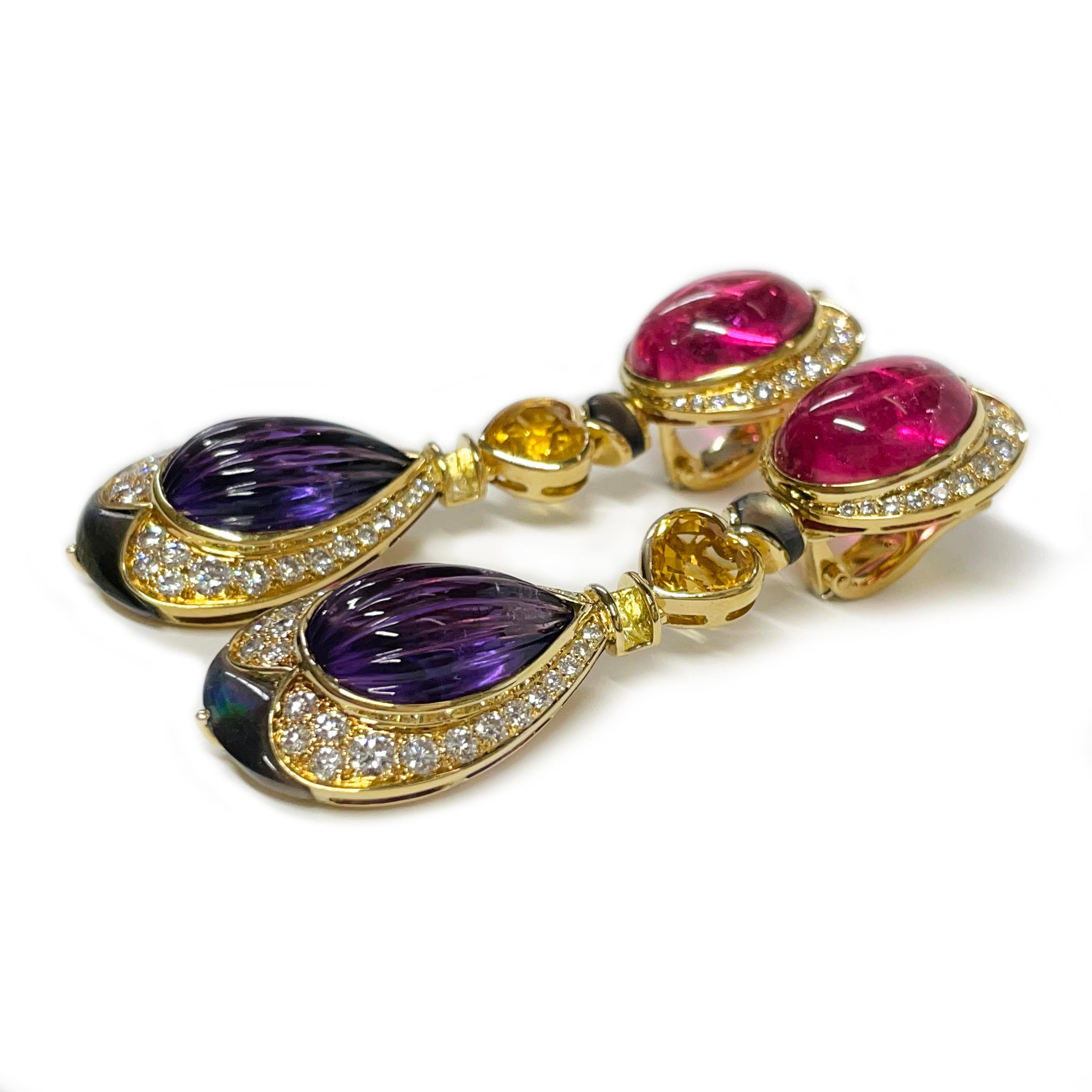 Estos impresionantes pendientes multicolores presentan una vibrante combinación de piedras preciosas, como turmalina, citrino, amatista y brillantes diamantes, engastadas sobre un fondo de lustrosa madreperla (MOP). El diseño muestra una disposición
