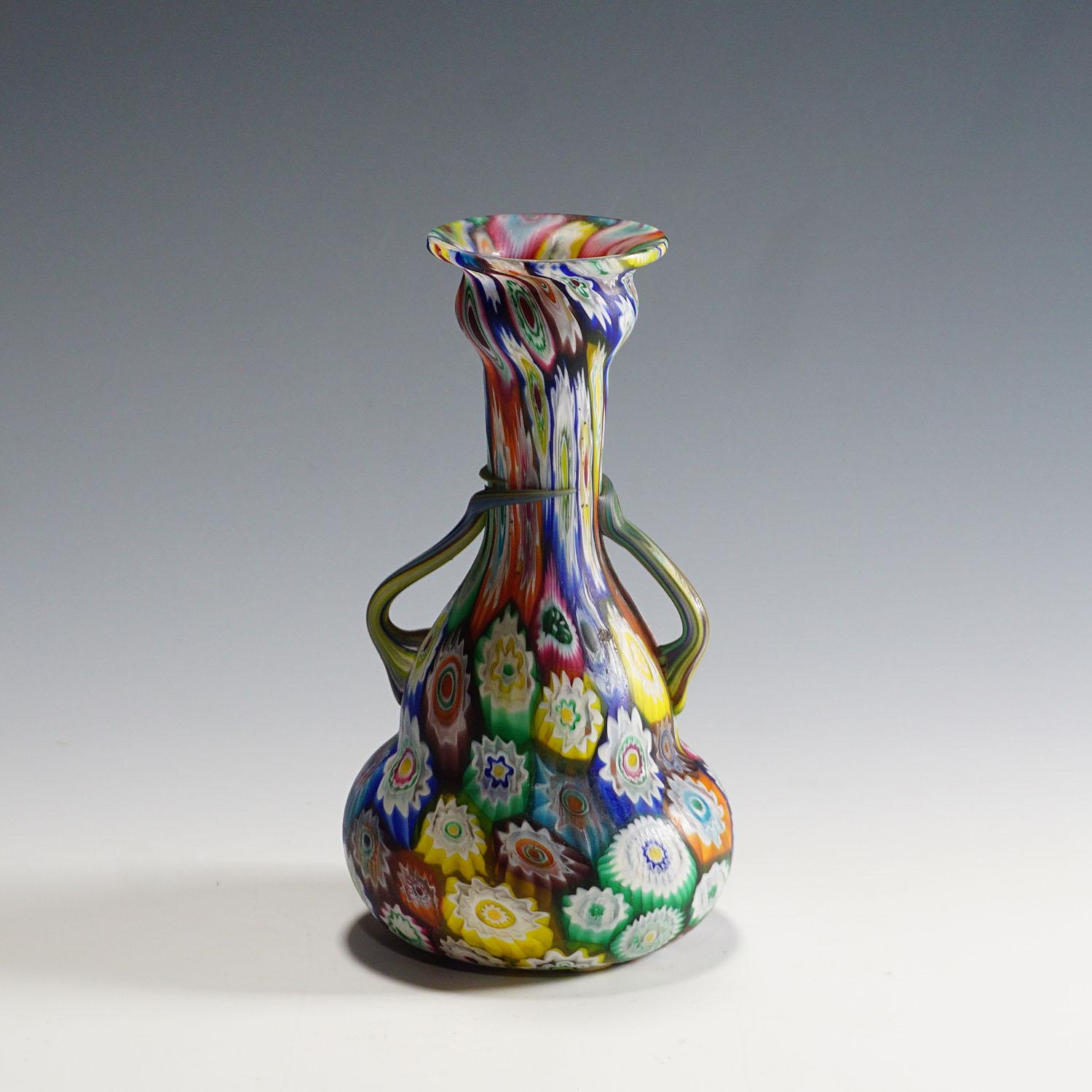 Un très beau vase en verre murrine, fabriqué par Vetreria Fratelli Toso au début du 20e siècle. Le vase est exécuté avec des murrines de millefiori polychromes et multicolores et possède deux anses. Un exemple authentique de verre d'art de Murano du