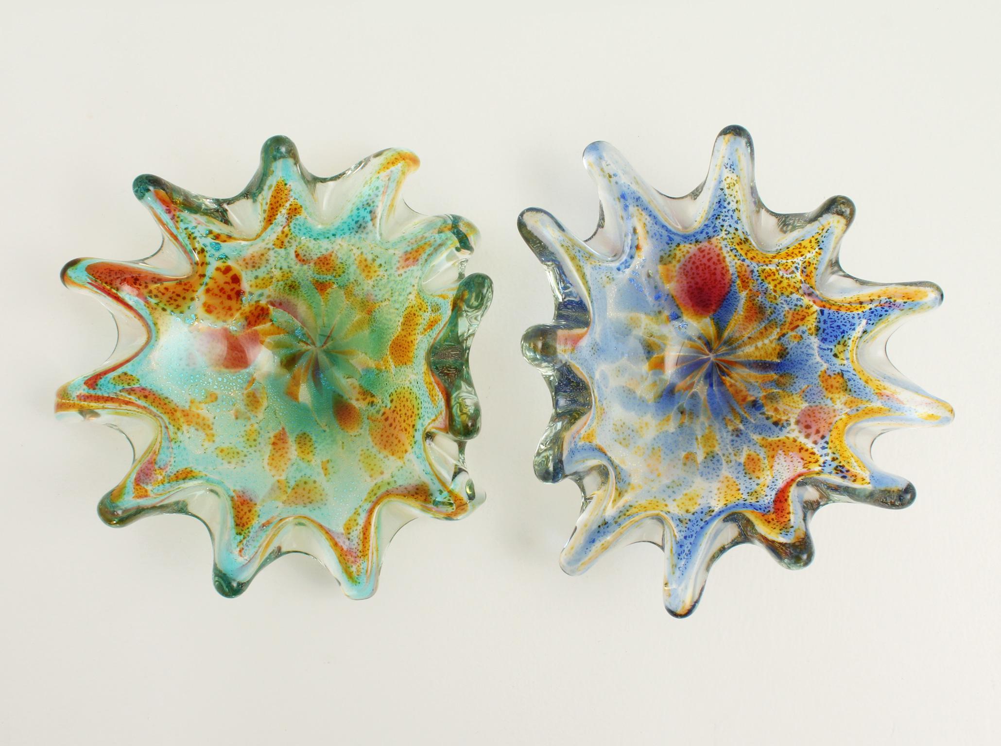 Paar frei geformte farbige Murano Aschenbecher oder Schalen aus den 1960er Jahren, Italien. Mehrfarbiges Murano-Kunstglas mit Silbereinschlüssen. 