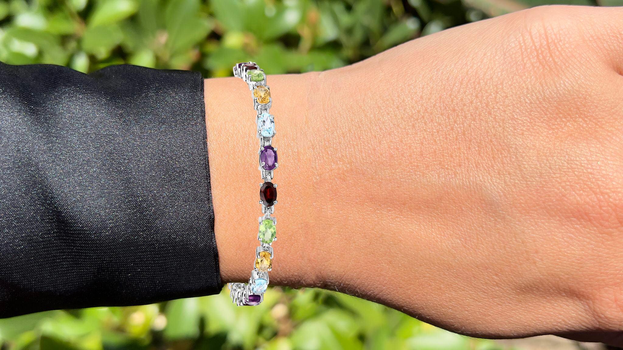 Viene con la Tasación Gemológica por GIA GG/AJP
Todas las piedras preciosas son naturales
6 Amatistas = 2,52 Quilates
5 Topacios Azules = 2,54 Quilates
5 Citrinos = 2,15 Quilates
5 Peridotos = 2,15 Quilates
Metal: Plata de ley rodiada
Longitud: 7,25