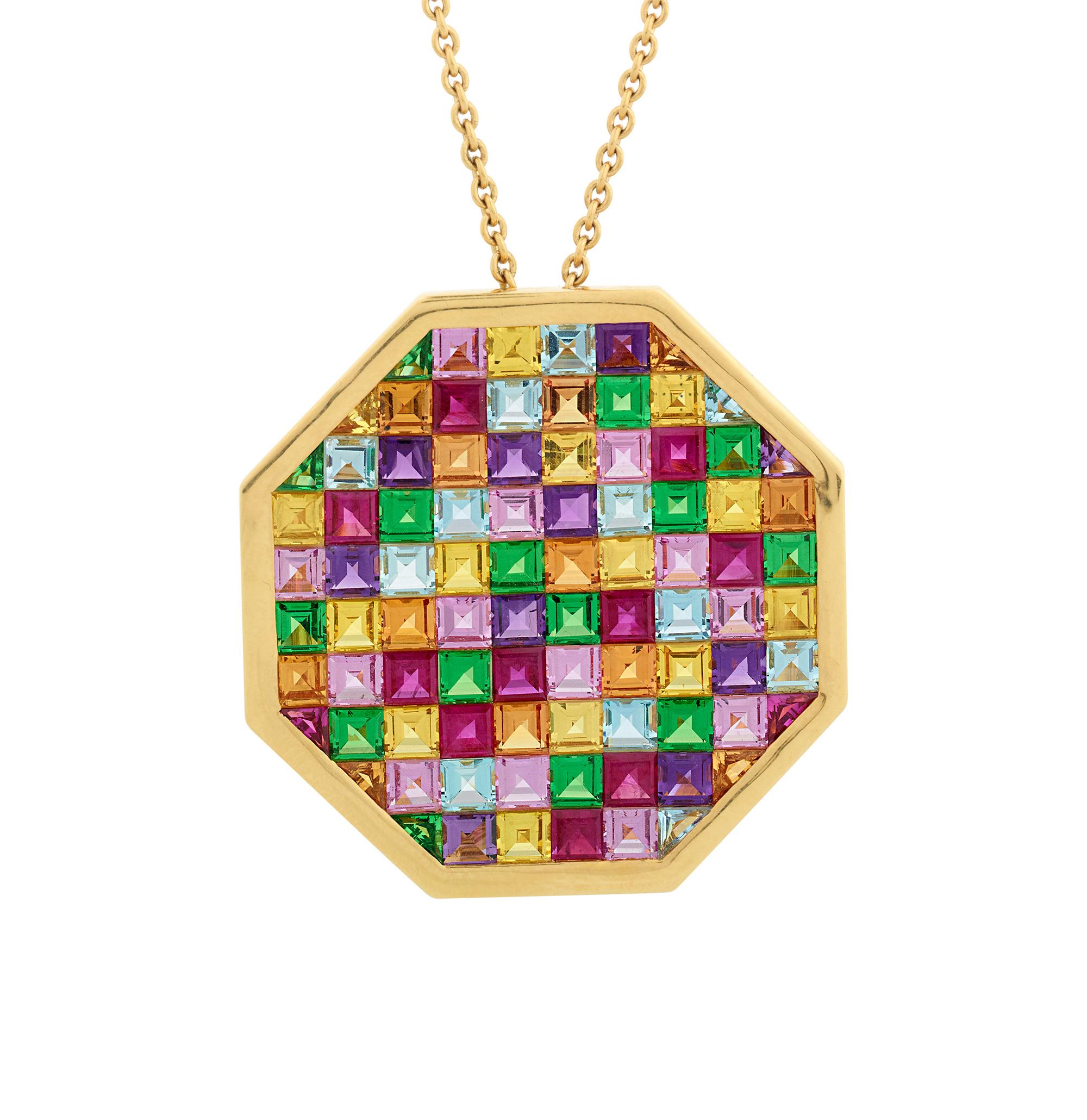 Questa collana multicolore unica nel suo genere è una fusione unica di pop art e alta gioielleria. Il ciondolo è caratterizzato da una vivace serie di 88 gemme: ametista, acquamarina, granato tsavorite, rubino e zaffiro, tutte incastonate in un