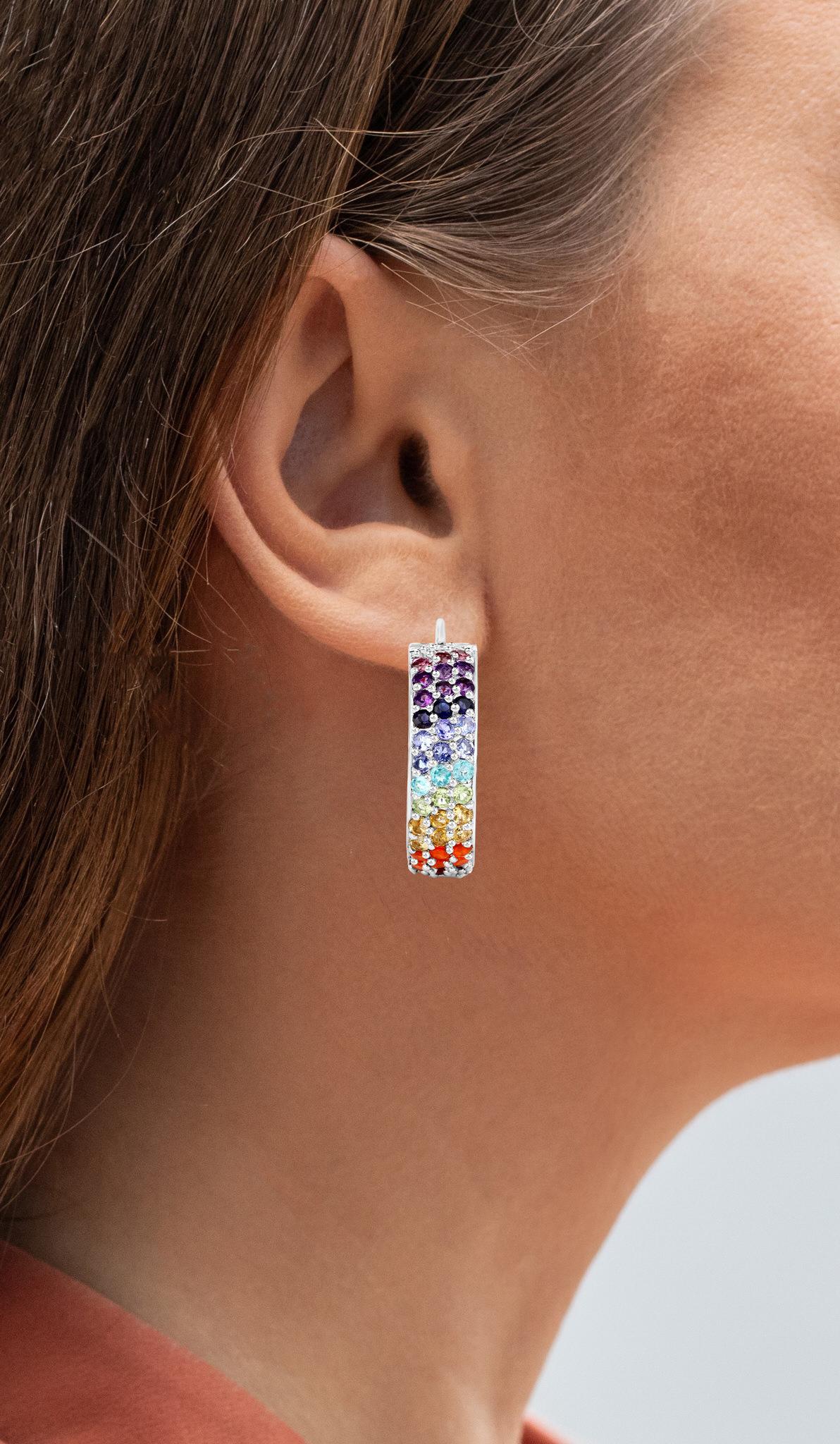 Es kommt mit dem Gemmologischen Gutachten von GIA GG/AJP
Alle Edelsteine sind natürlichen Ursprungs
Edelsteine: Apatite, Amethyste, Citrine, Opale, Iolithe, Rhodolite, Peridots, Granate, Tansanite
Gesamtmenge: 132 Edelsteine
Karat-Gesamtgewicht: