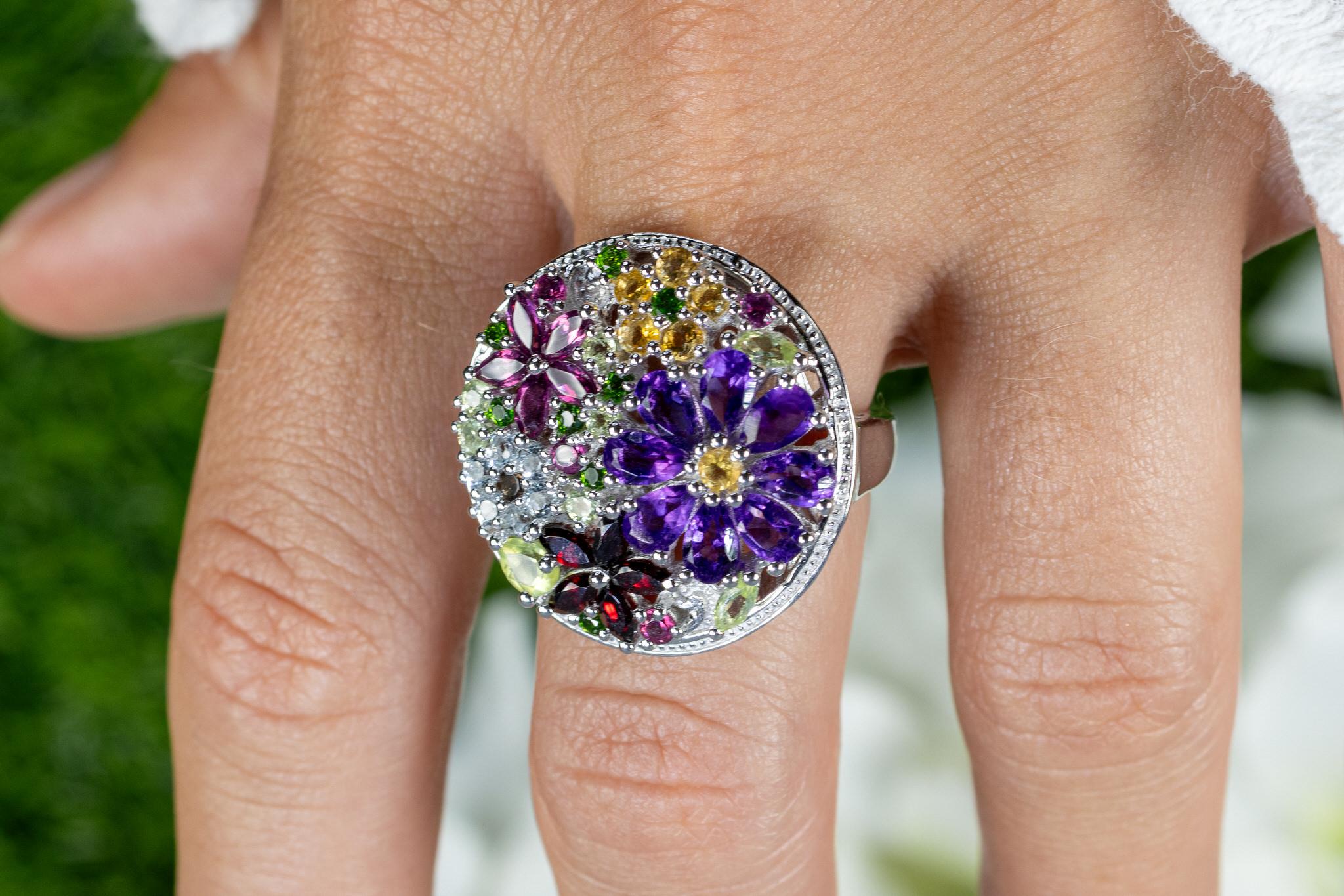 Viene fornito con la valutazione gemmologica GG/AJP.
Tutte le gemme sono naturali
Pietre preziose: Ametista, Peridoto, Granato, Rodolite, Topazio, Citrino
Peso totale dei carati: 4,00 carati
Metallo: Argento placcato in rodio
Misura dell'anello: 7