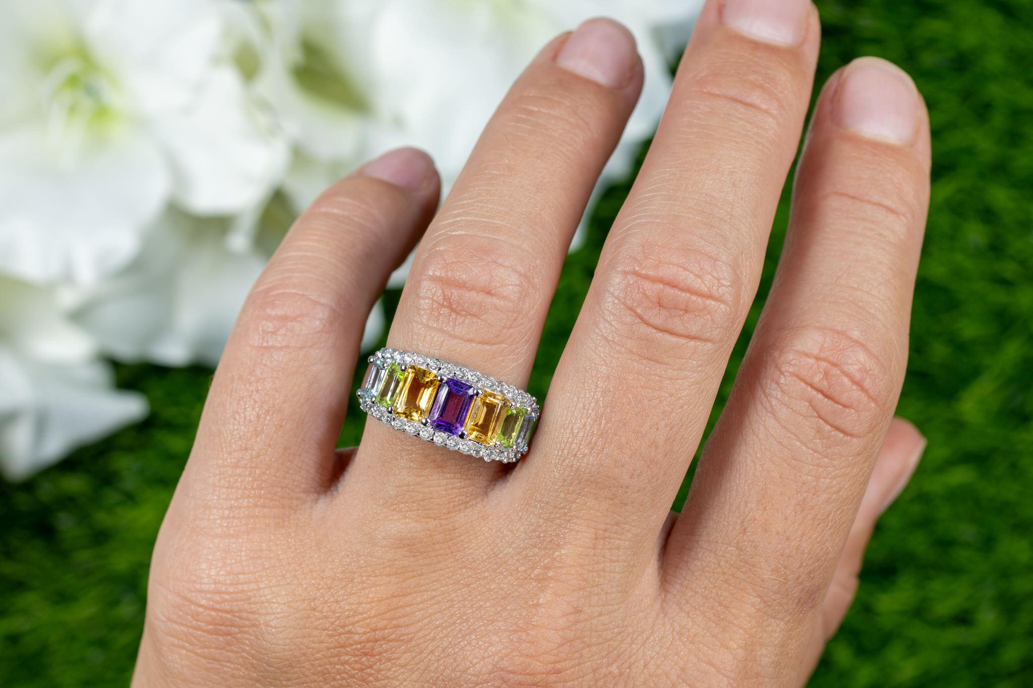 Es kommt mit dem Gemmologischen Gutachten von GIA GG/AJP
Alle Edelsteine sind natürlich
Amethyst = 0,54 Karat
2 Zitrine = 1,10 Karat
2 Peridots = 0,72 Karat
2 Blautopase = 0,64 Karat
30 weiße Topase = 0,60 Karat
Metall: Rhodiniertes Sterling