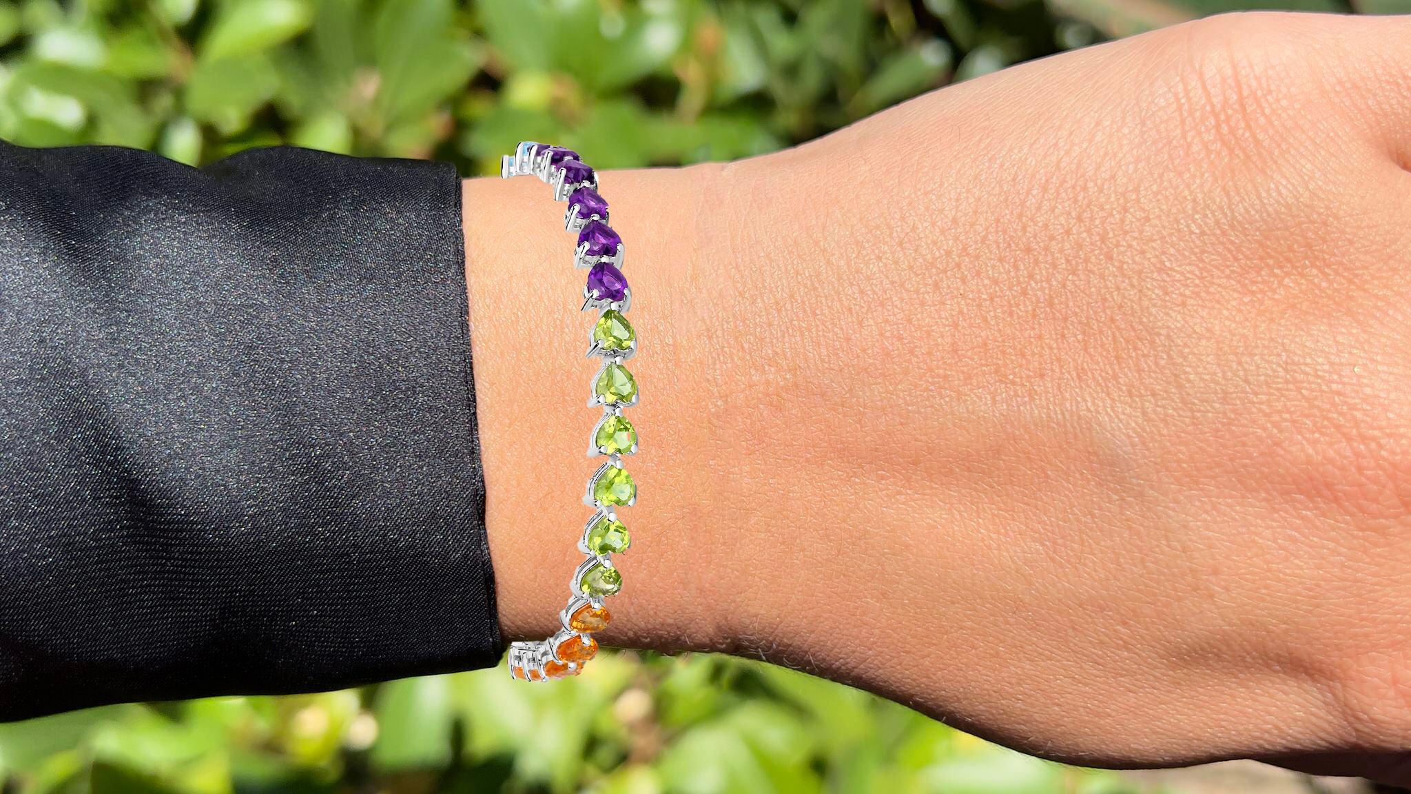 Il est accompagné d'une évaluation gemmologique par la GIA (GG/AJP).
Toutes les pierres précieuses sont naturelles.
6 améthystes = 2,56 carats
7 Topazes bleues = 3,50 Carats
6 grenats = 3,00 carats
6 péridots = 2,60 carats
6 Citrines = 2.70