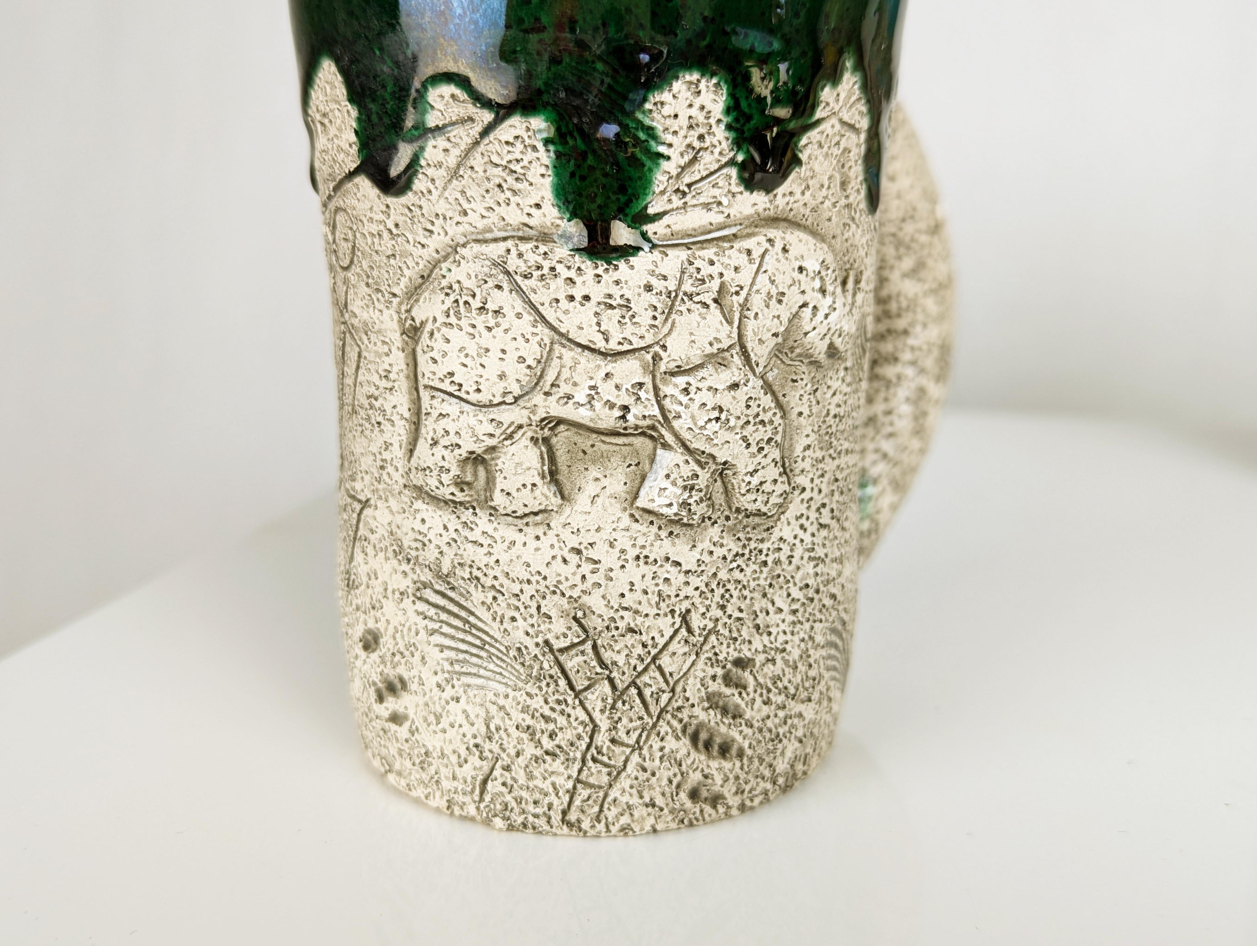 Ensemble de 8 tasses modernes du milieu du siècle dernier en céramique émaillée multicolore de Francis Triay en vente 3