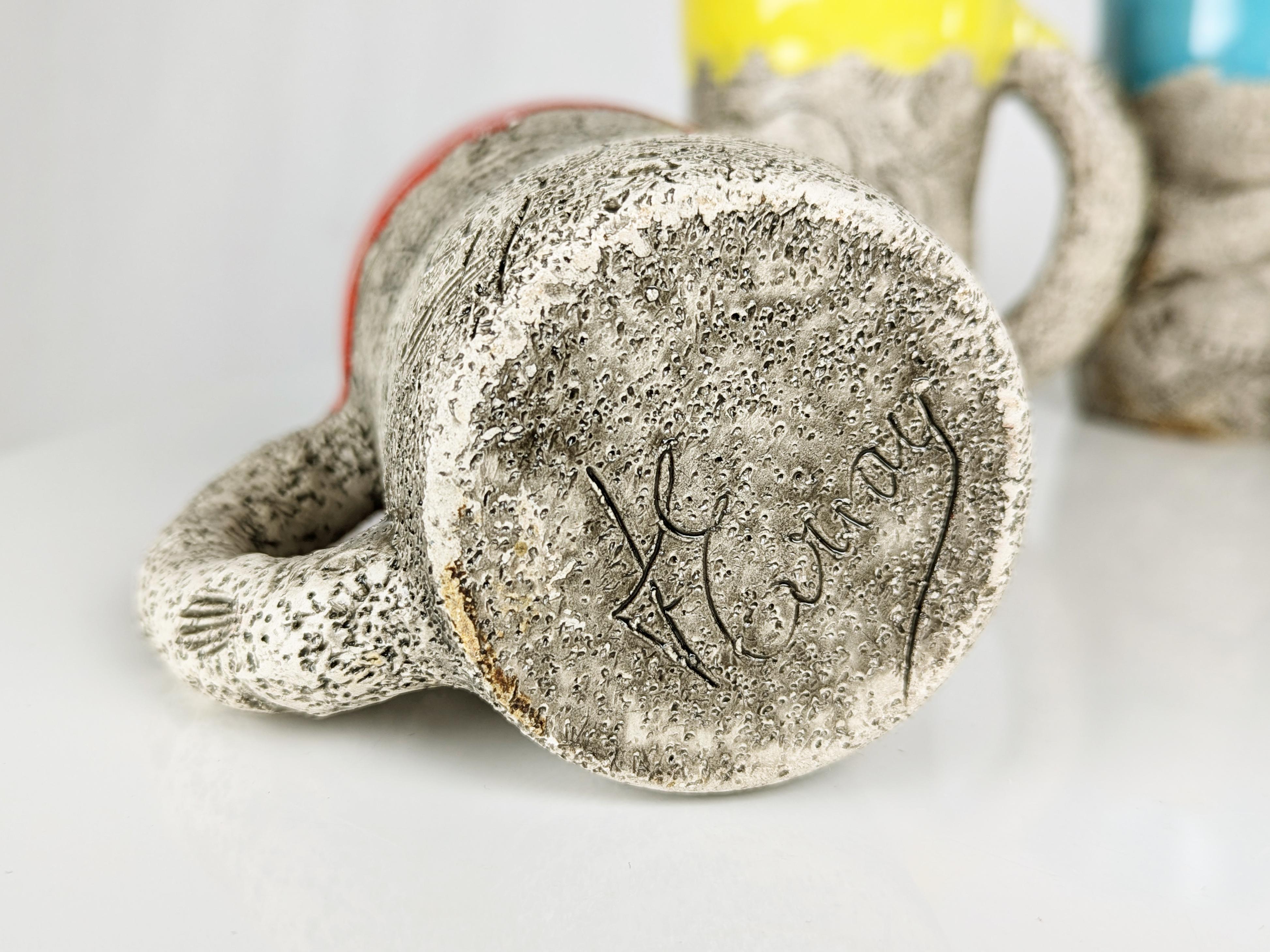 Ensemble de 8 grandes tasses en céramique décorées de motifs d'animaux africains en relief et recouvertes d'une épaisse couche de glaçure colorée. L'ensemble a été réalisé par Francis Triay pour l'usine de Vallauris vers les années 1950. Très bon