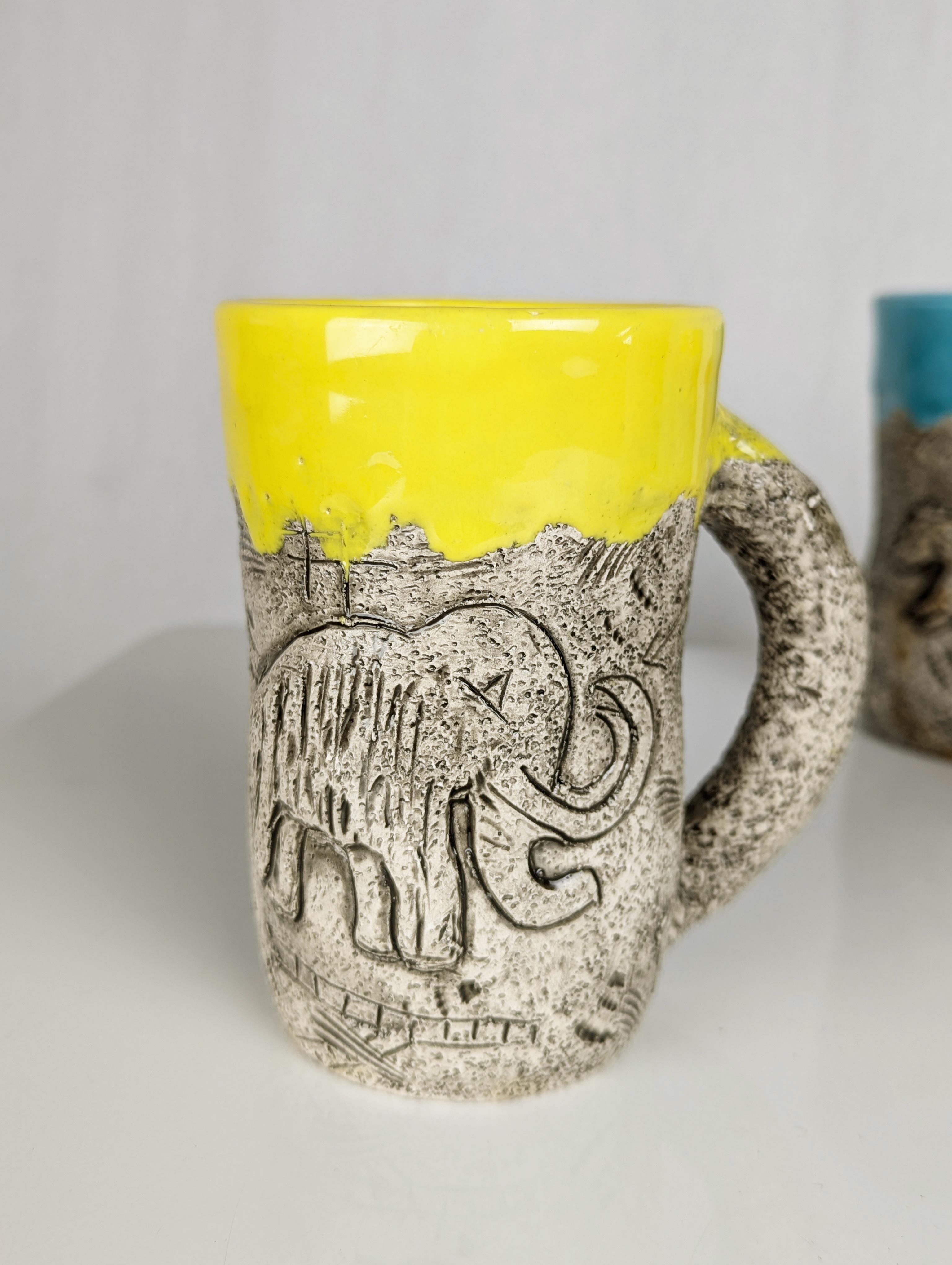 Vernissé Ensemble de 8 tasses modernes du milieu du siècle dernier en céramique émaillée multicolore de Francis Triay en vente