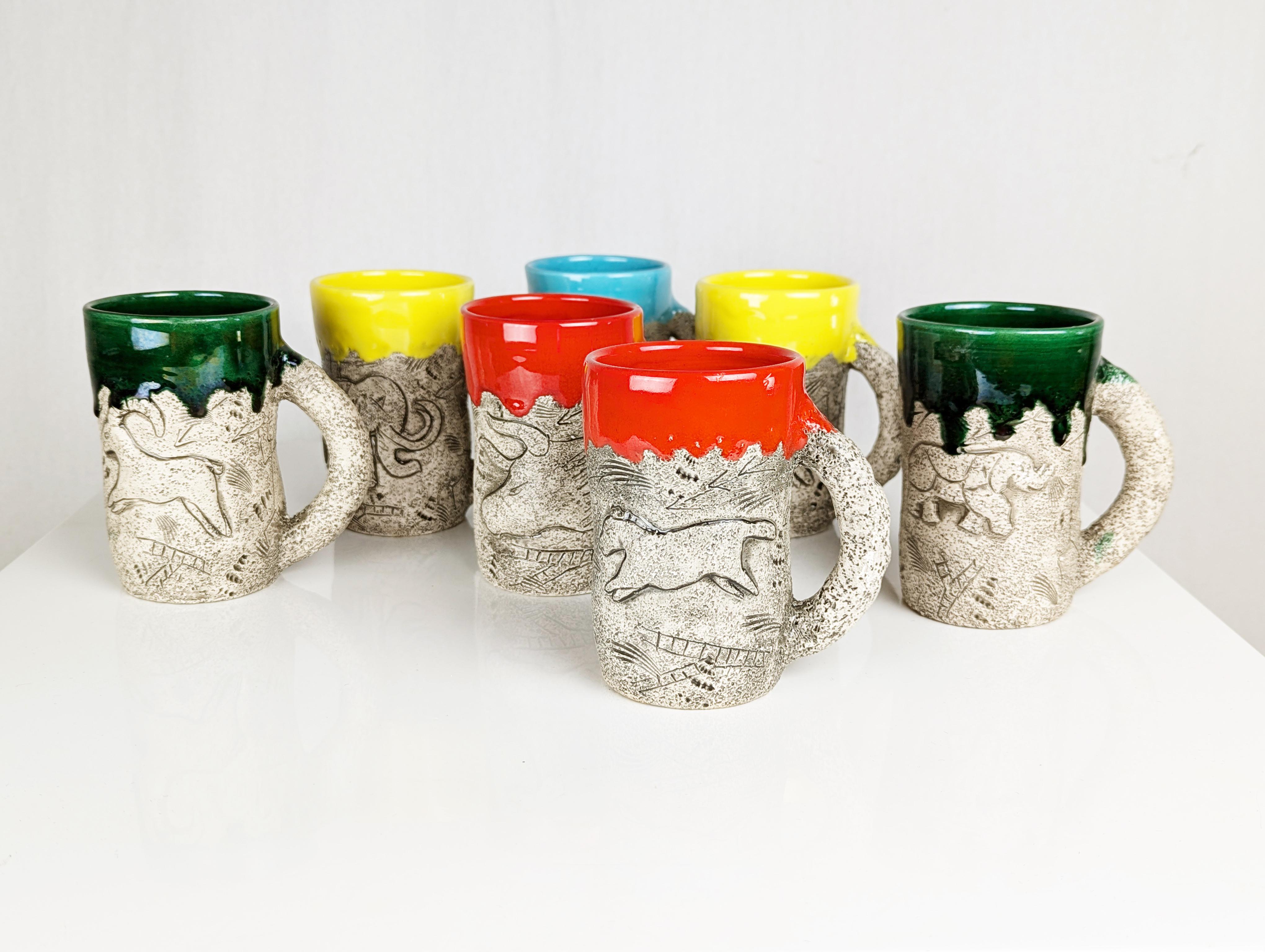 Céramique Ensemble de 8 tasses modernes du milieu du siècle dernier en céramique émaillée multicolore de Francis Triay en vente