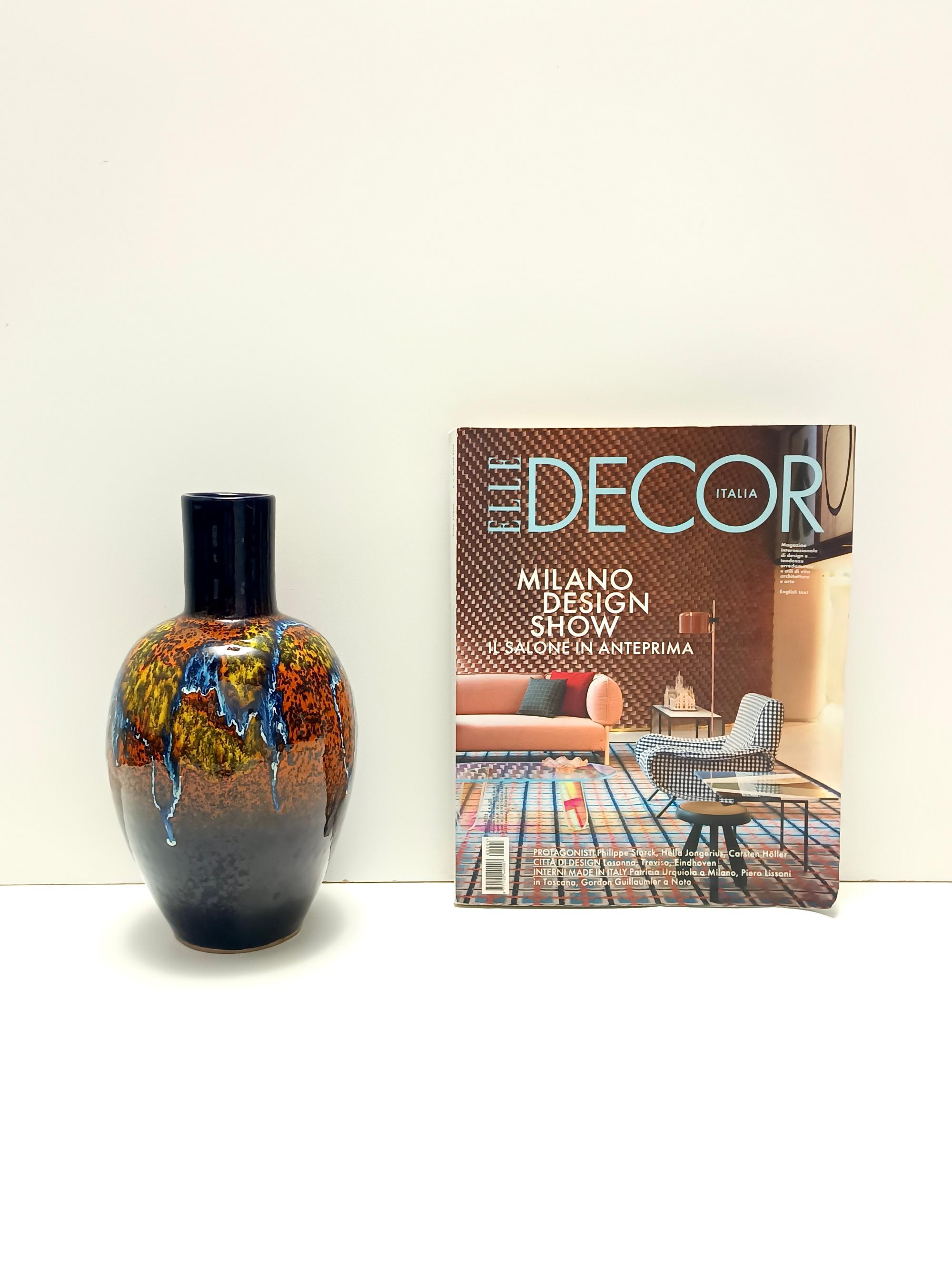 Realizzata in Italia da Roberto Rigon per Bertoncello, anni '70.
È realizzato in terracotta smaltata multicolore. 
Si tratta di un pezzo vintage, quindi potrebbe presentare lievi tracce d'uso, ma può essere considerato in ottime condizioni originali