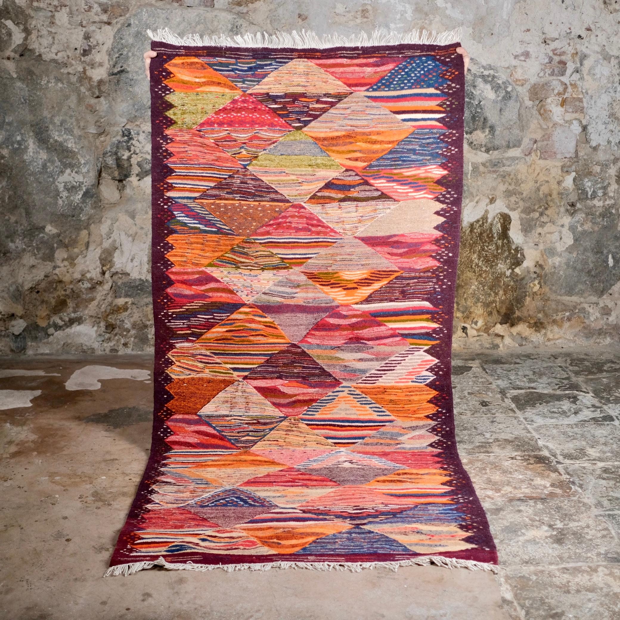 Beautiful Berber kilim rug with a multicolored pattern, wool on cotton, handwoven in Maroc.
Very good condition, cleaned.

Dimensions : 206x97cm