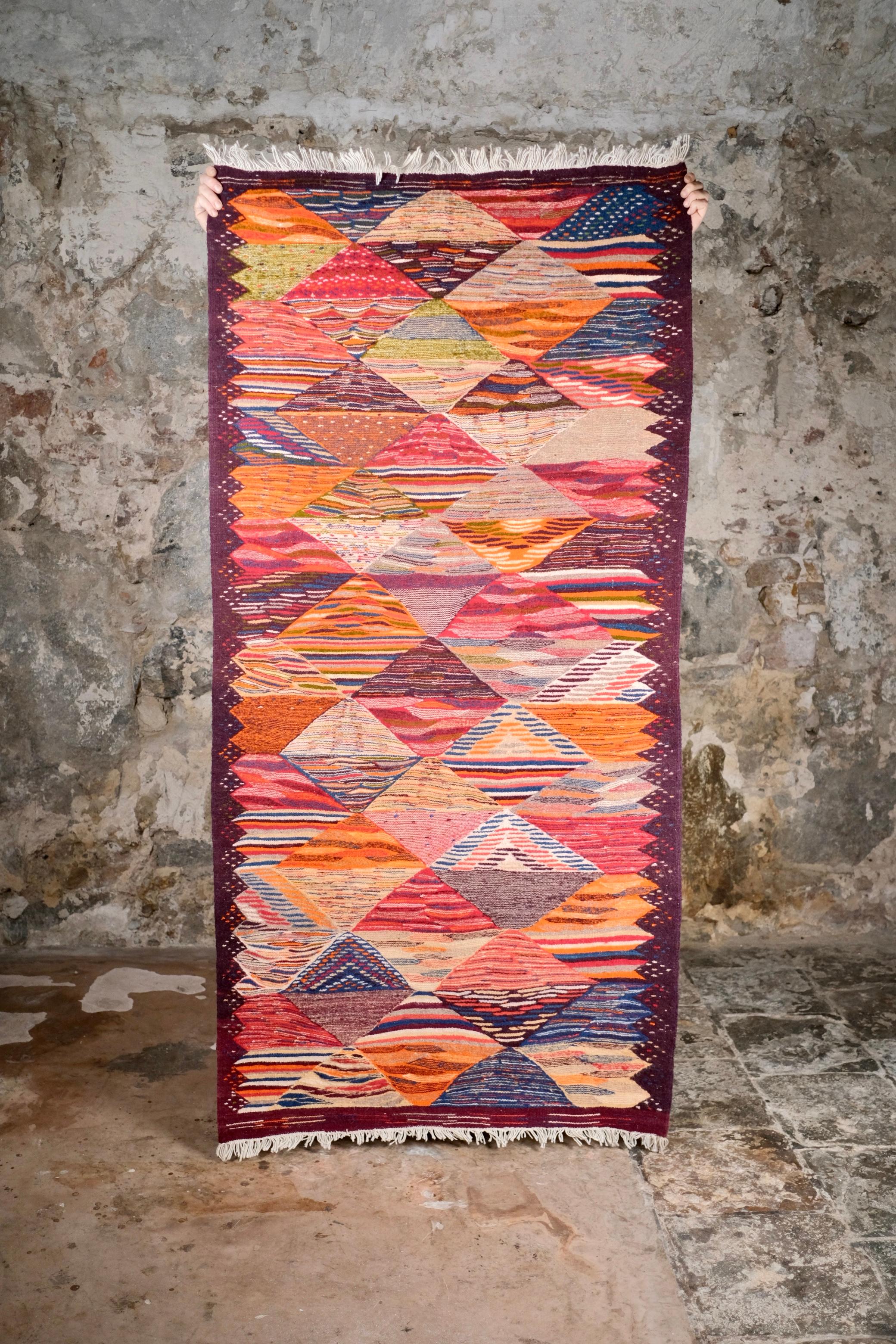 Artisanat Tapis Kilim berbère tissé à la main multicolore, Maroc, 1990 en vente