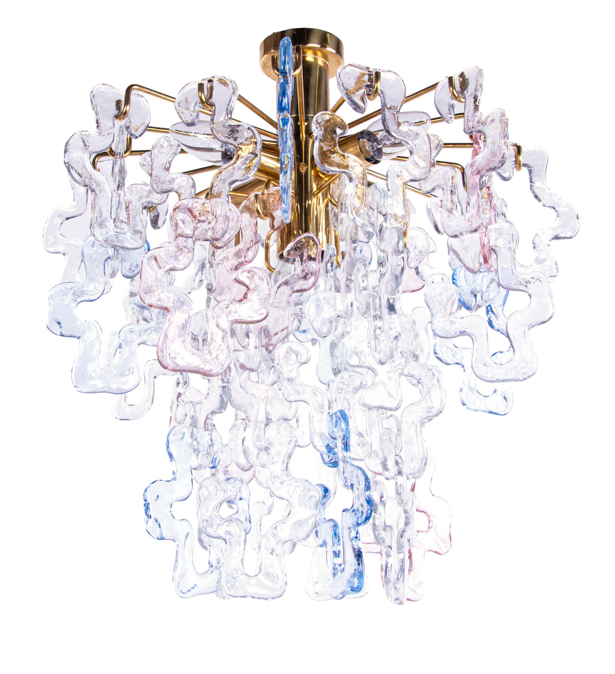 Elegante plafoniera a cascata con 48 vetri di Murano trasparenti, rosa e blu che si intrecciano, sospesi singolarmente su una struttura in ottone dorato. I bicchieri multicolore possono essere disposti individualmente. Dà una luce bellissima. Ha 4
