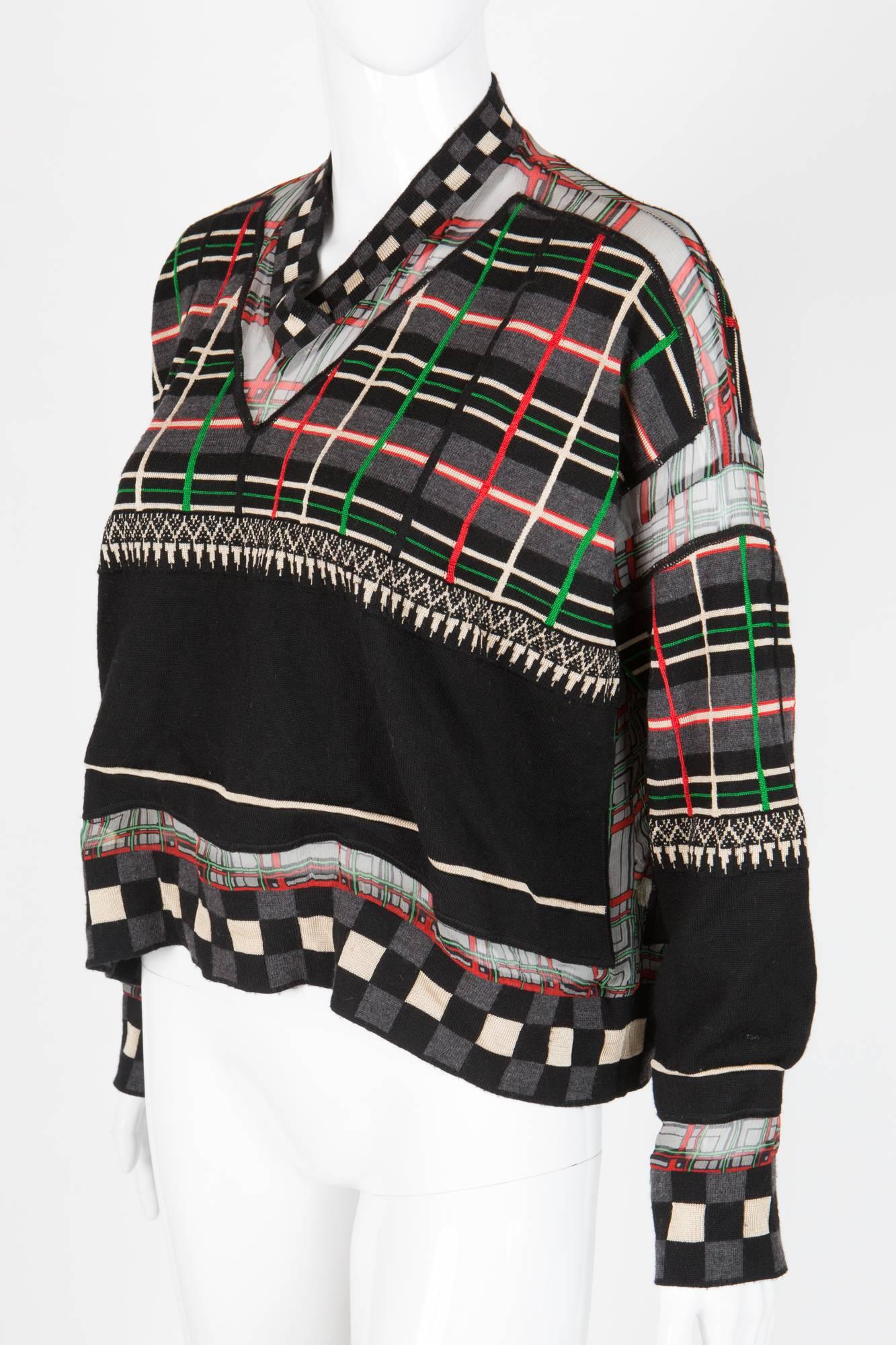 Pull en laine multicolore Jean Paul Gaultier présentant un volume surdimensionné,  détails du motif à carreaux en georgette. (60 % laine, 30 % soie, 10 % viscose)
En bon état vintage. Fabriquées en Italie.
Taille estimée 40fr/US8/UK12
Nous