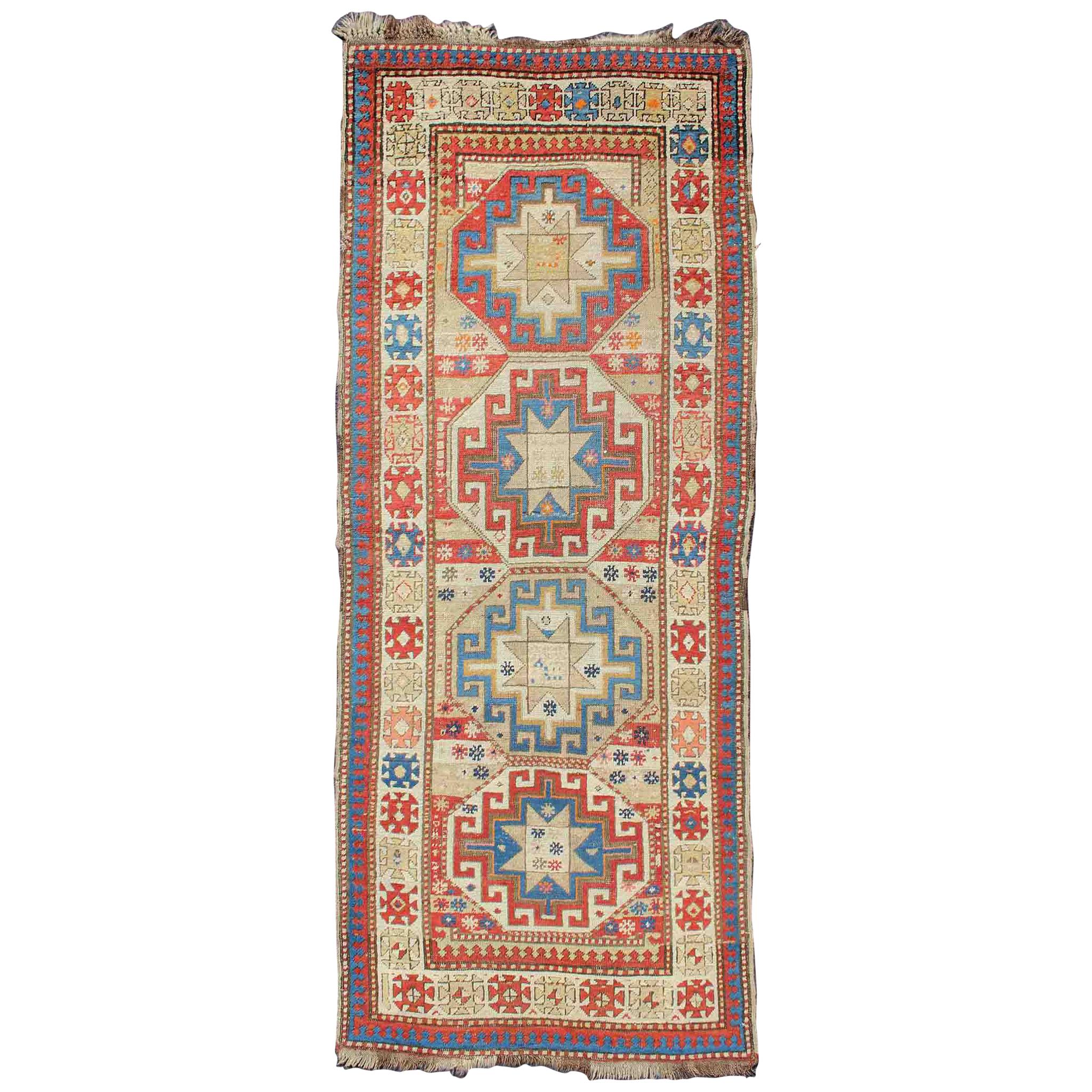 Tapis antique caucasien kazakh multicolore avec médaillons géométriques