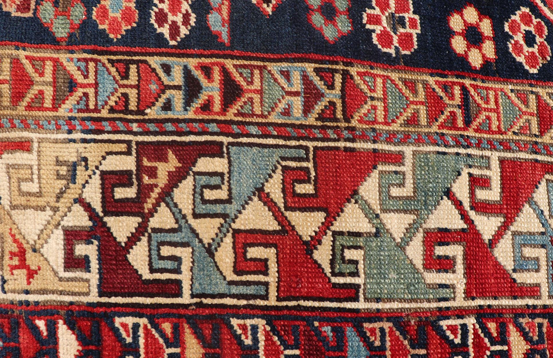 Tapis caucasien ancien Kazak à médaillons multicolores avec motifs géométriques en vente 5