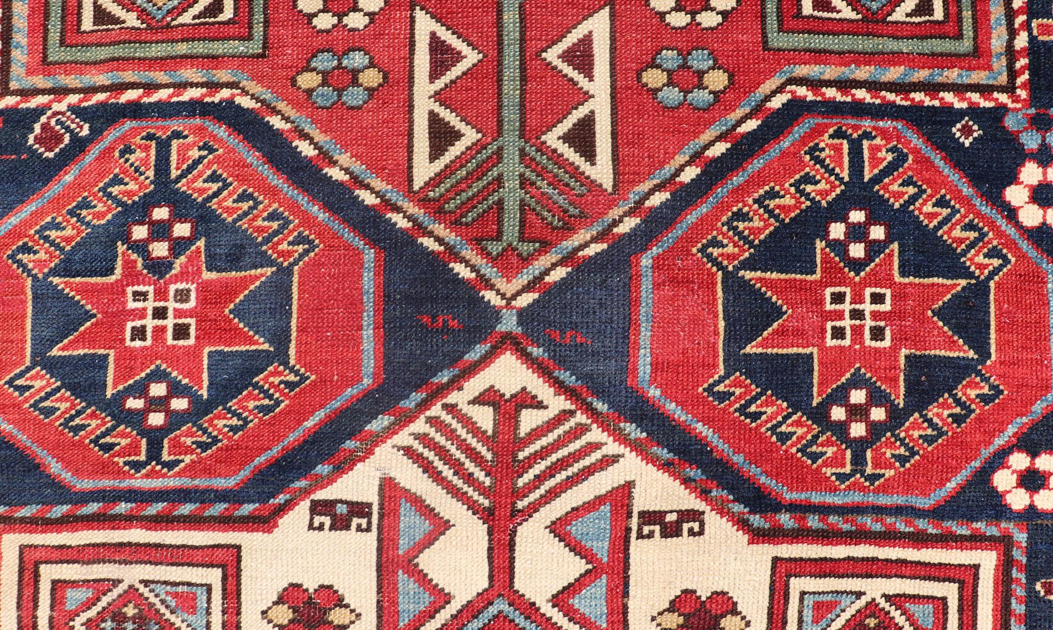 Tapis caucasien ancien Kazak à médaillons multicolores avec motifs géométriques en vente 6