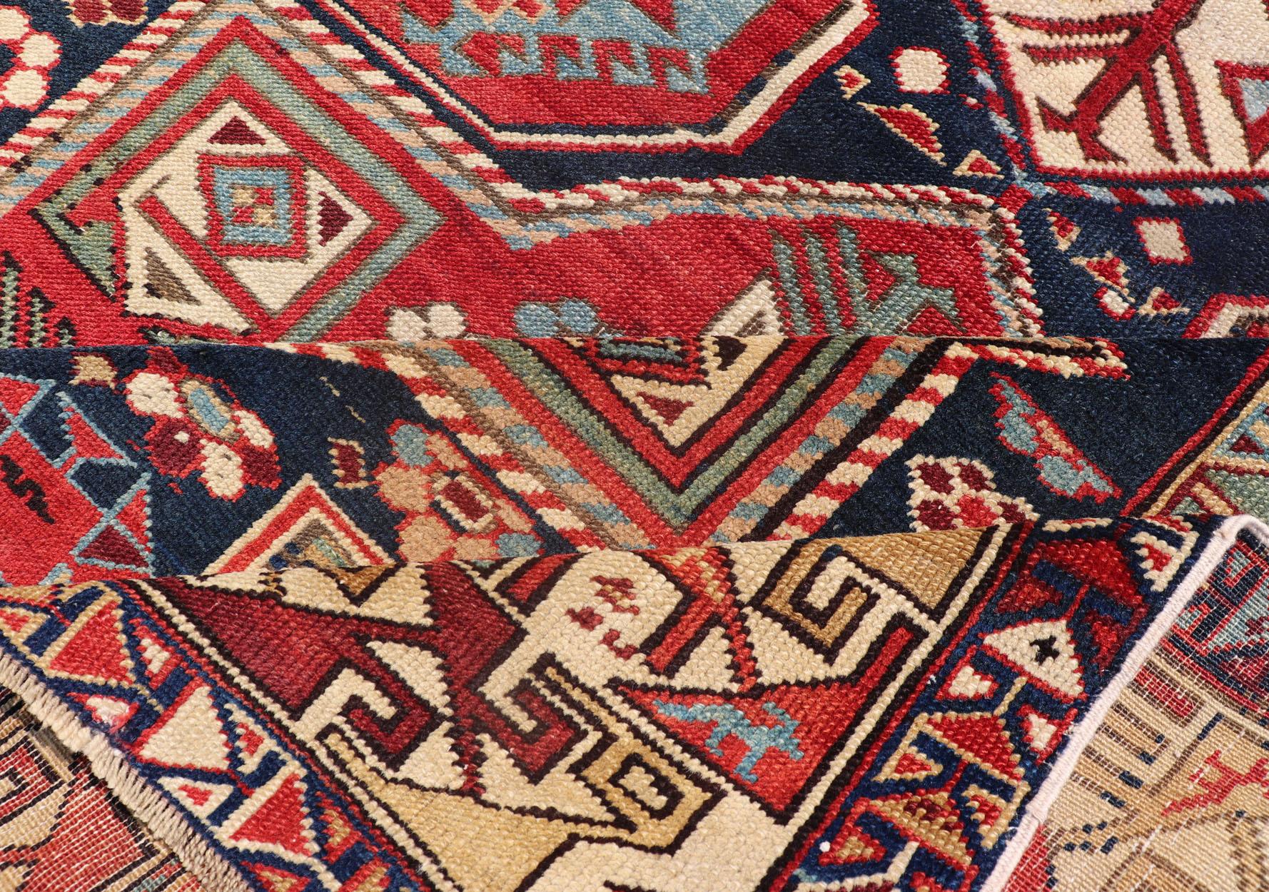 Tapis caucasien ancien Kazak à médaillons multicolores avec motifs géométriques État moyen - En vente à Atlanta, GA
