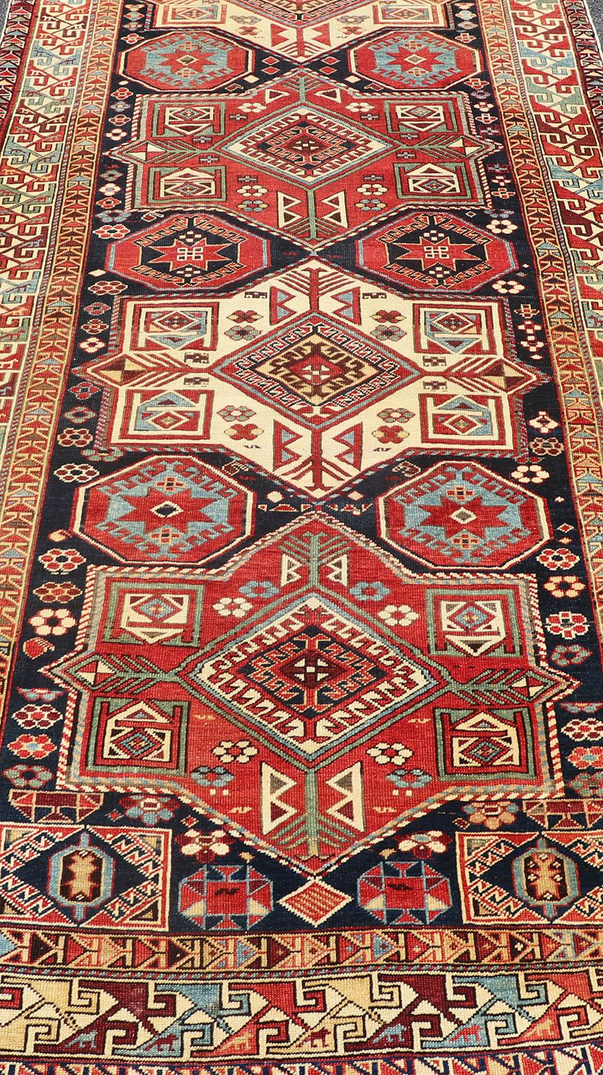 Fin du XIXe siècle Tapis caucasien ancien Kazak à médaillons multicolores avec motifs géométriques en vente