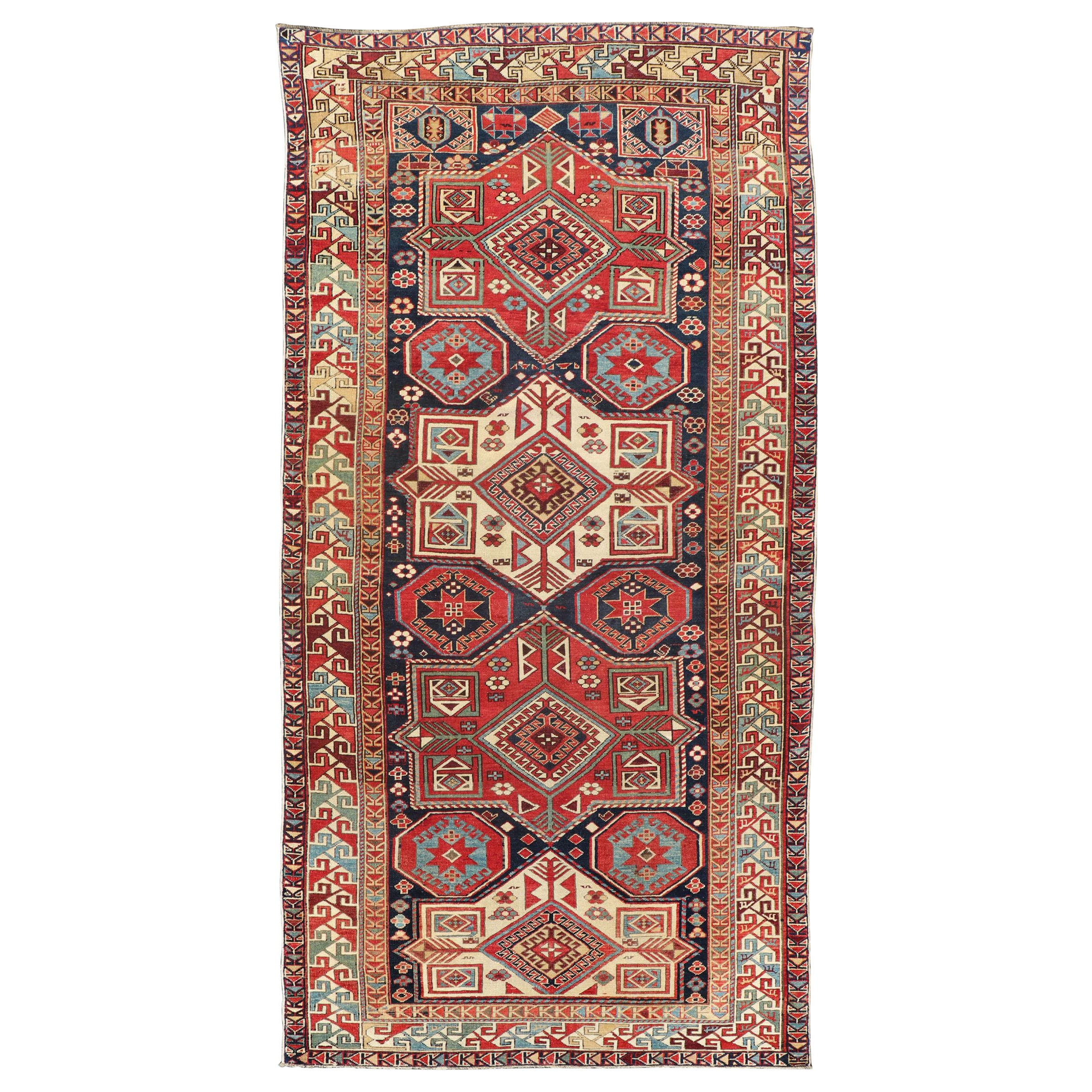 Mehrfarbiger antiker kaukasischer Kazak-Teppich mit geometrischen Motiven