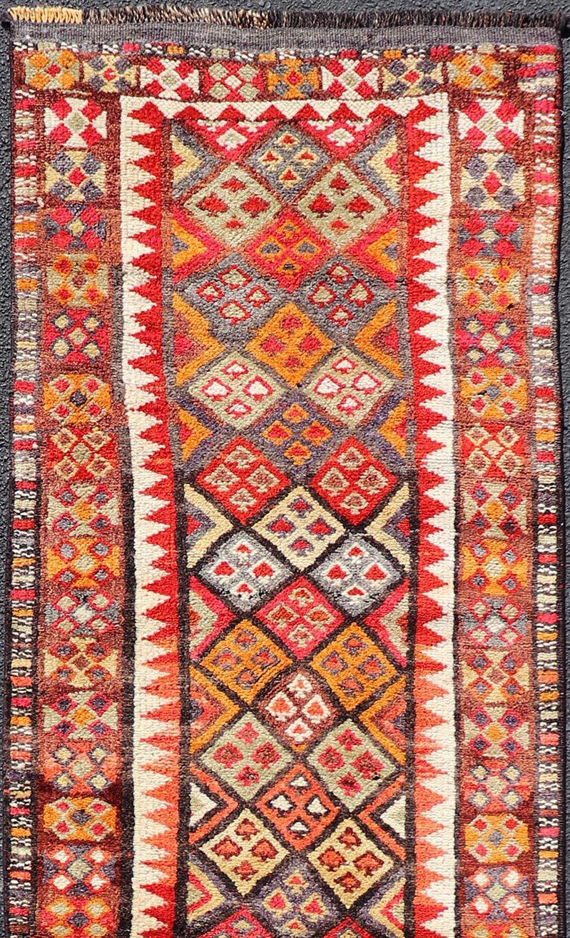 Misure: 2'9 x 9'10 
Runner Oushak turco curdo multicolore di metà secolo con diamanti e stelle. Keivan Woven Arts / tappeto TU-NED-4692, paese d'origine/tipo: Iran / Oushak curdo, circa 1950
Questo tappeto tribale curdo è stato tessuto da tessitori