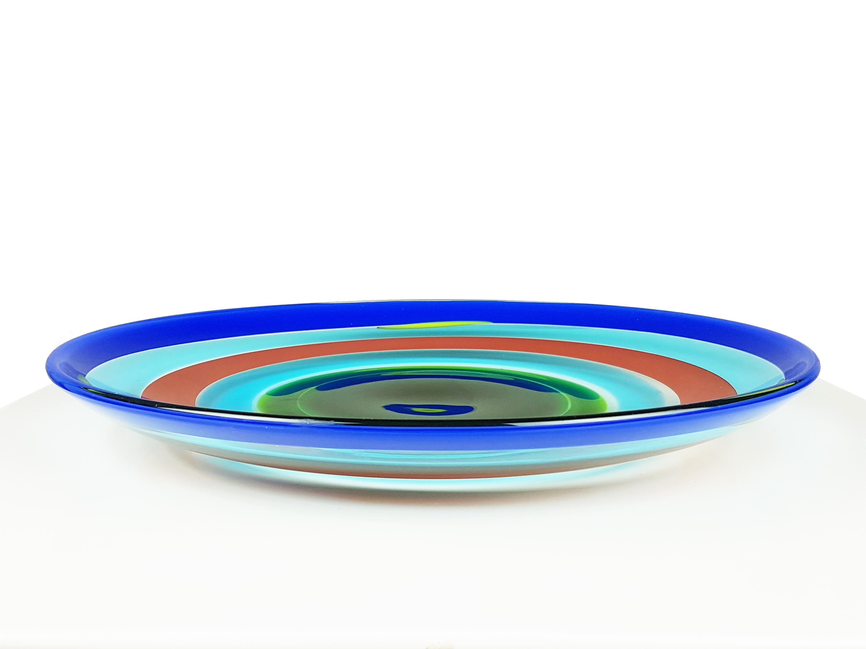 Plat central en verre de Murano conçu par Berit Johansson pour Salviati en 1991. Signature du fabricant gravée au dos.
Parfait état.