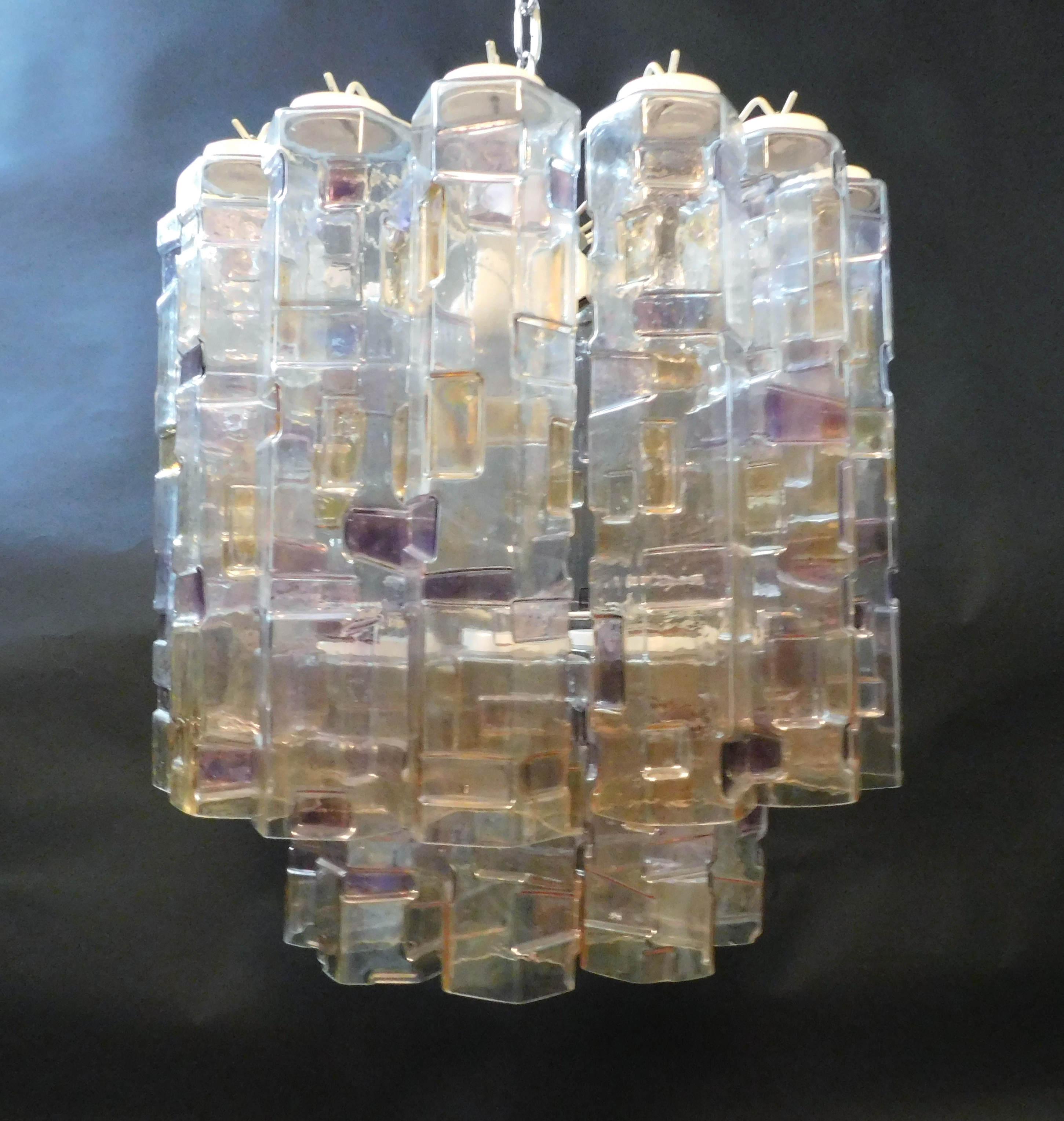 Lampadario italiano con tubi in vetro di Murano multicolore montati su una cornice bianca / Prodotto in Italia da Mazzega Murano, circa 1960
Misure: diametro 18 pollici, altezza 25,5 pollici, altezza totale 47 pollici compresa la catena e il