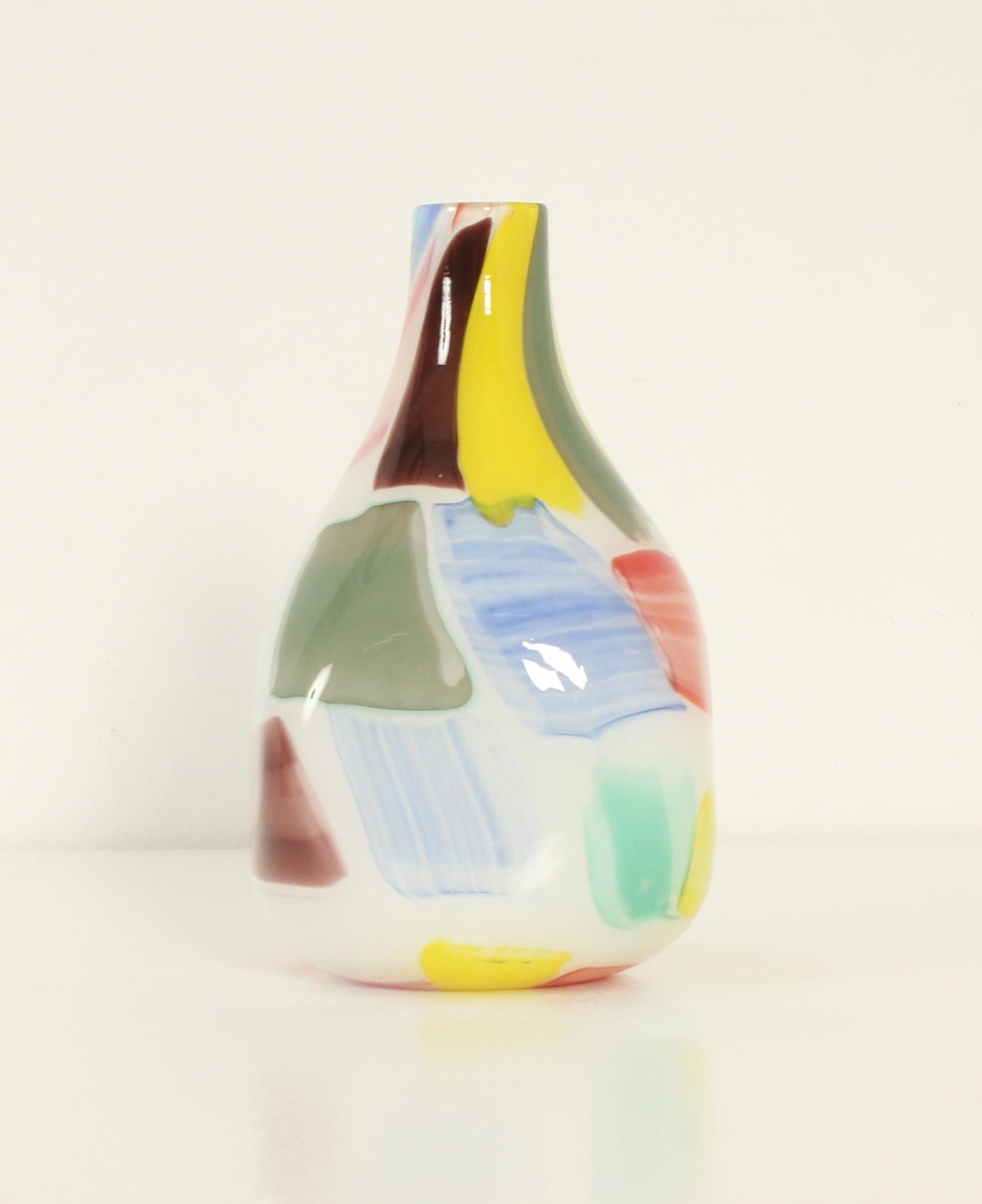 Vase des années 1950 par Arte Nuova, Italie. Verre de Murano soufflé à la main avec des couches de différentes couleurs.