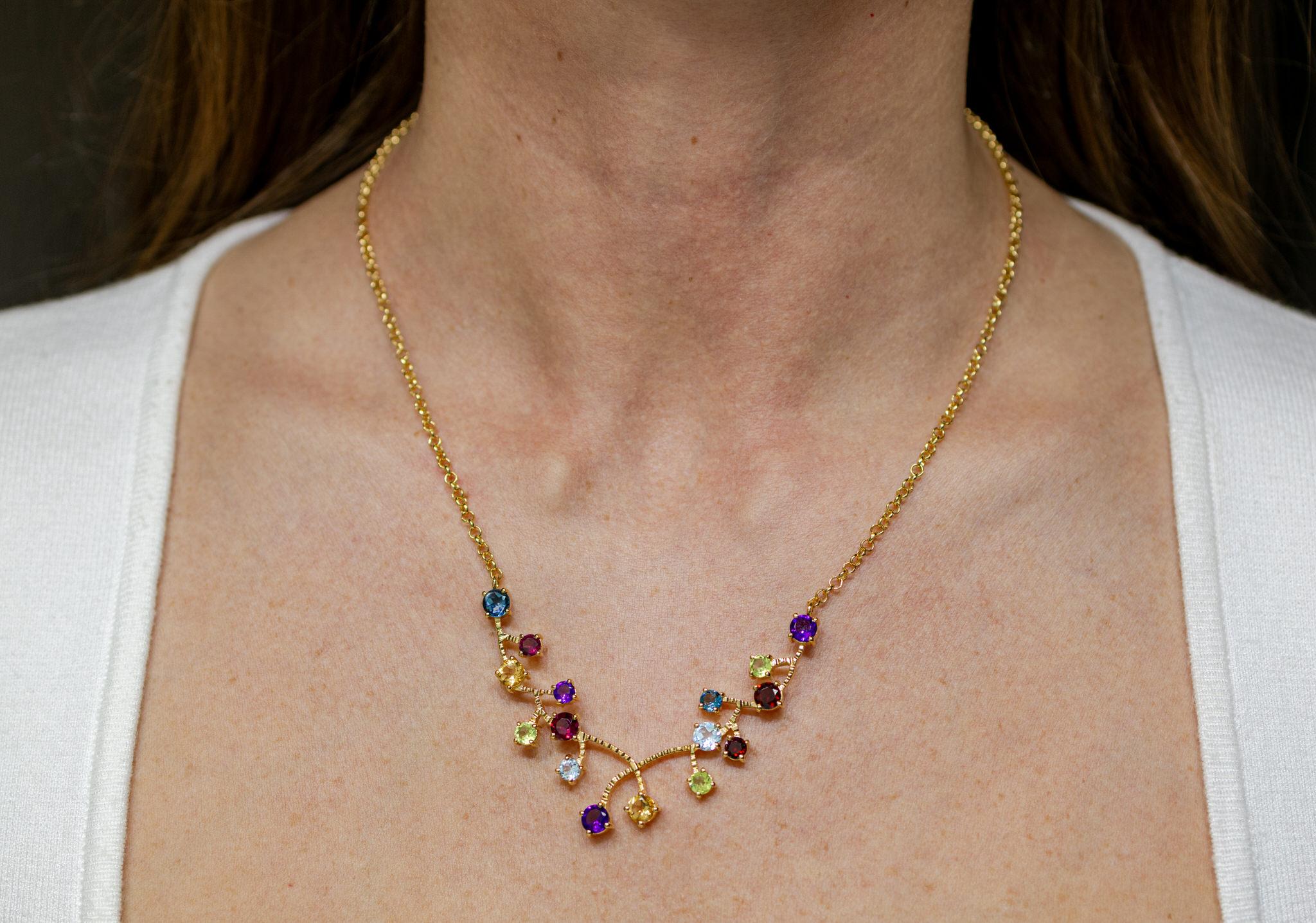 Il est accompagné d'une évaluation gemmologique par la GIA (GG/AJP).
Toutes les pierres précieuses sont naturelles.
4 améthystes = 1,34 carats
3 Topazes bleues de Londres = 1,32 carats
3 Topazes bleues = 0,92 carats
2 Citrines = 0.96 Carats
10