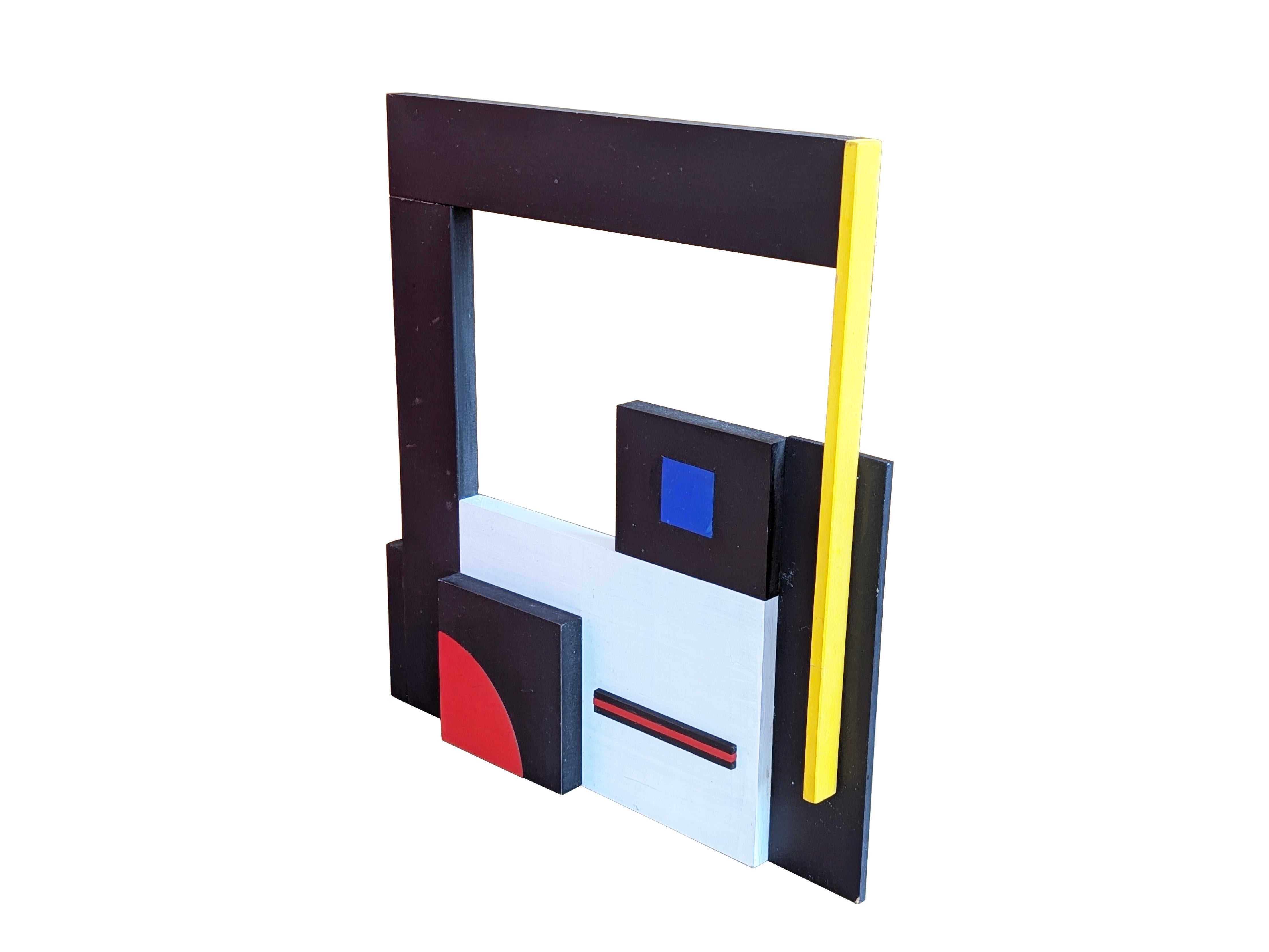 Mehrfarbige Wandskulptur aus lackiertem Holz von Angelo Giuseppe Bertolio, 2003 (Handbemalt) im Angebot