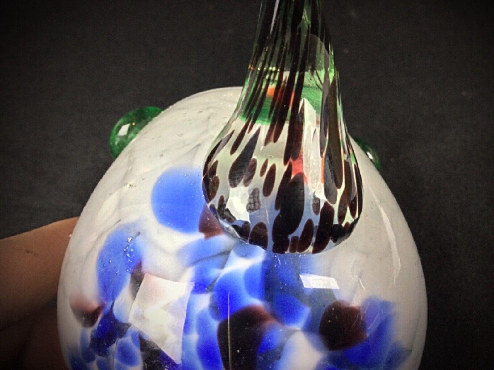 Questo posacenere unico nel suo genere ha la forma di una pipa ed è realizzato in vetro soffiato a mano. Il suo vivace design multicolore aggiunge un tocco decorativo a qualsiasi spazio.

Condizioni:

Ottime condizioni.
Dettagli:

Tipo: Posacenere o