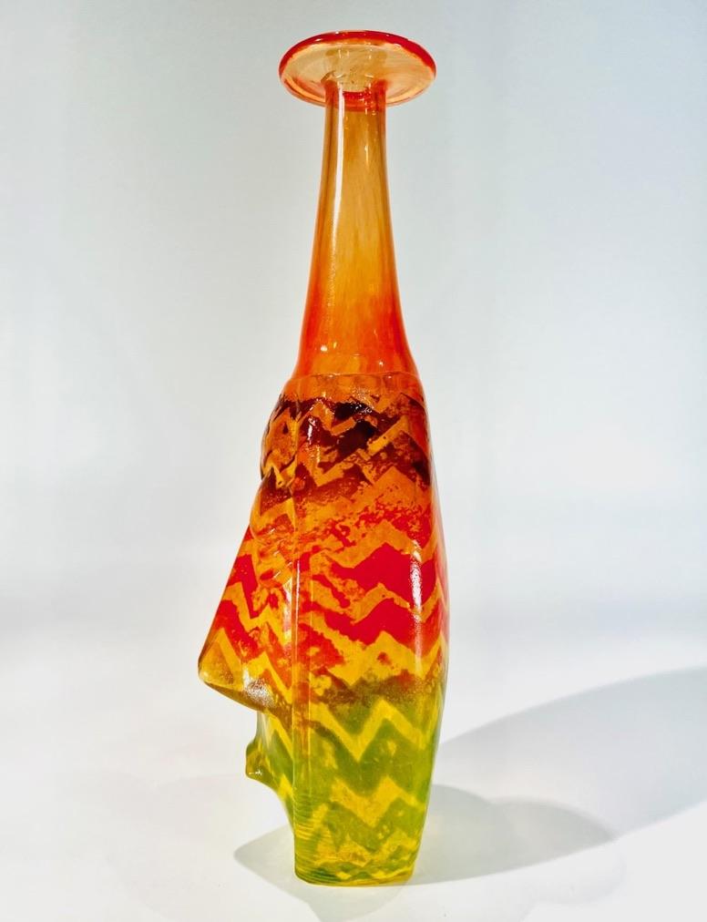 Suédois Vase en verre pressé multicolore signé Kosta Boda en vente