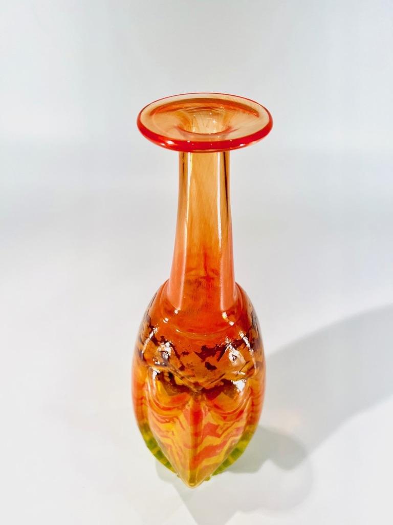 Fin du 20e siècle Vase en verre pressé multicolore signé Kosta Boda en vente