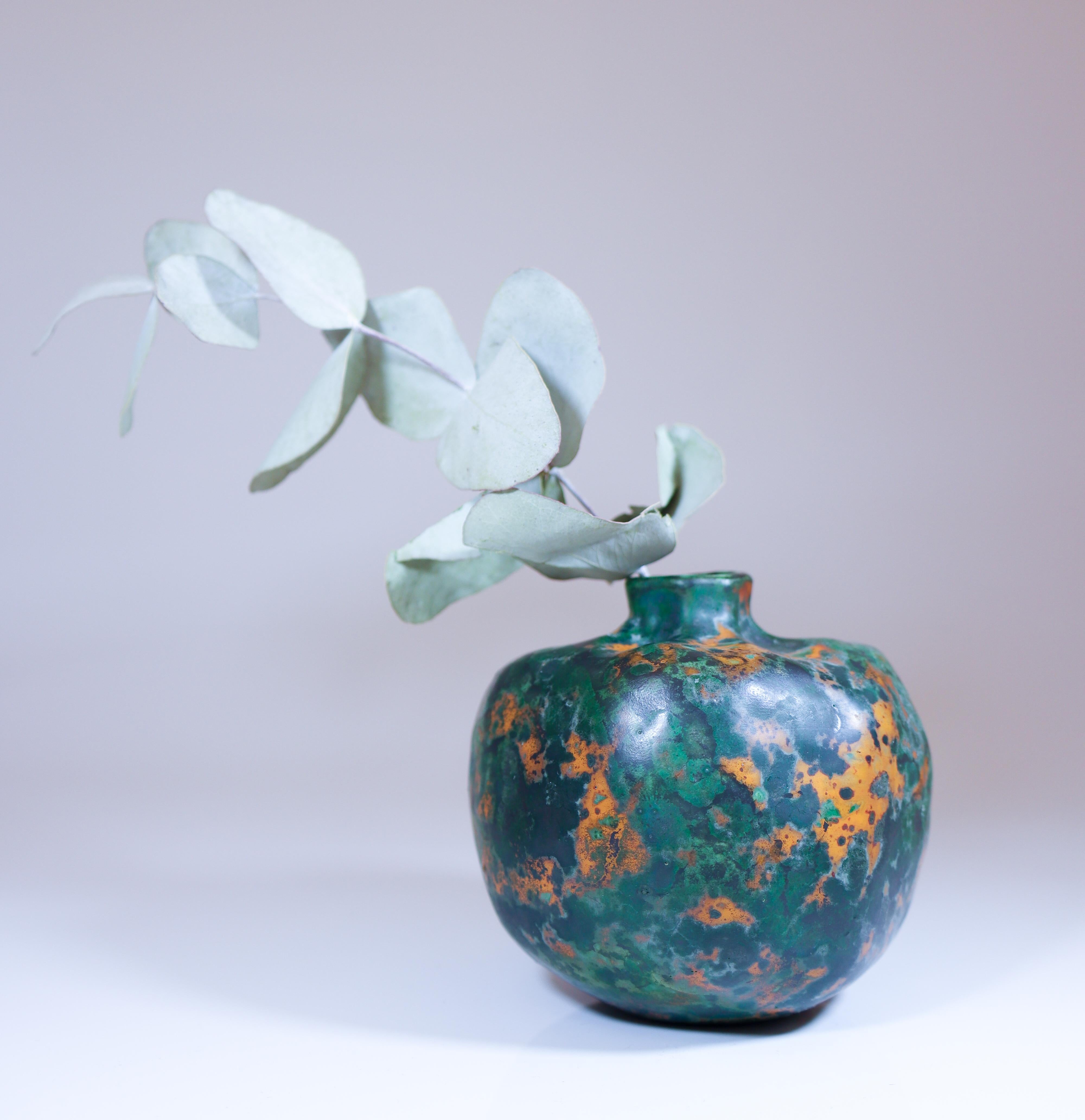 Eine schöne mehrfarbige Vase in Form eines Kürbisses, entworfen von Hans Hedberg in seinem Studio in Biot. Die Vase ist 8,5 cm (3,4