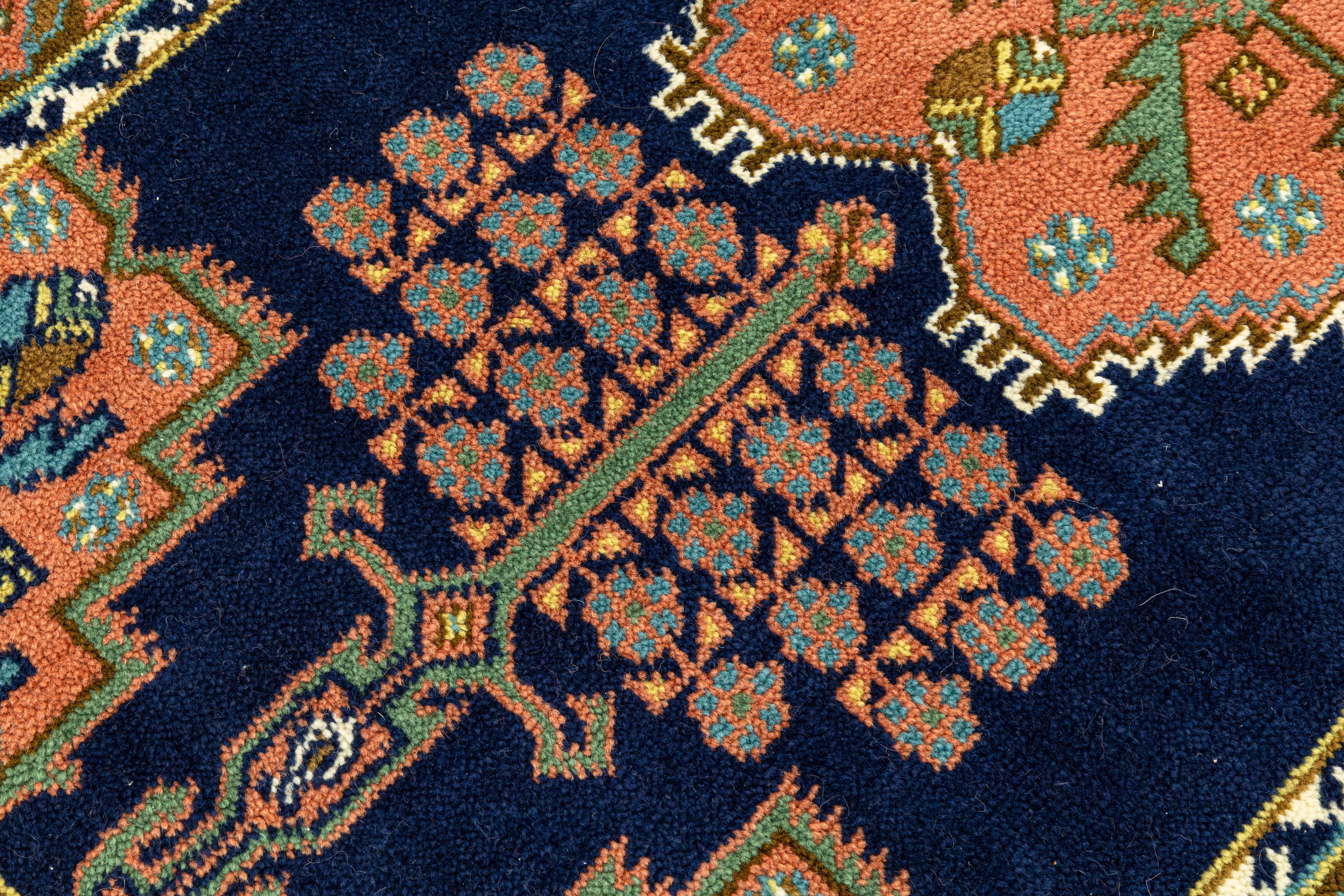 Tapis multicolore fabriqué à la main en Hollande avec étiquettes 3 pieds x 7 pieds Bon état - En vente à Keego Harbor, MI