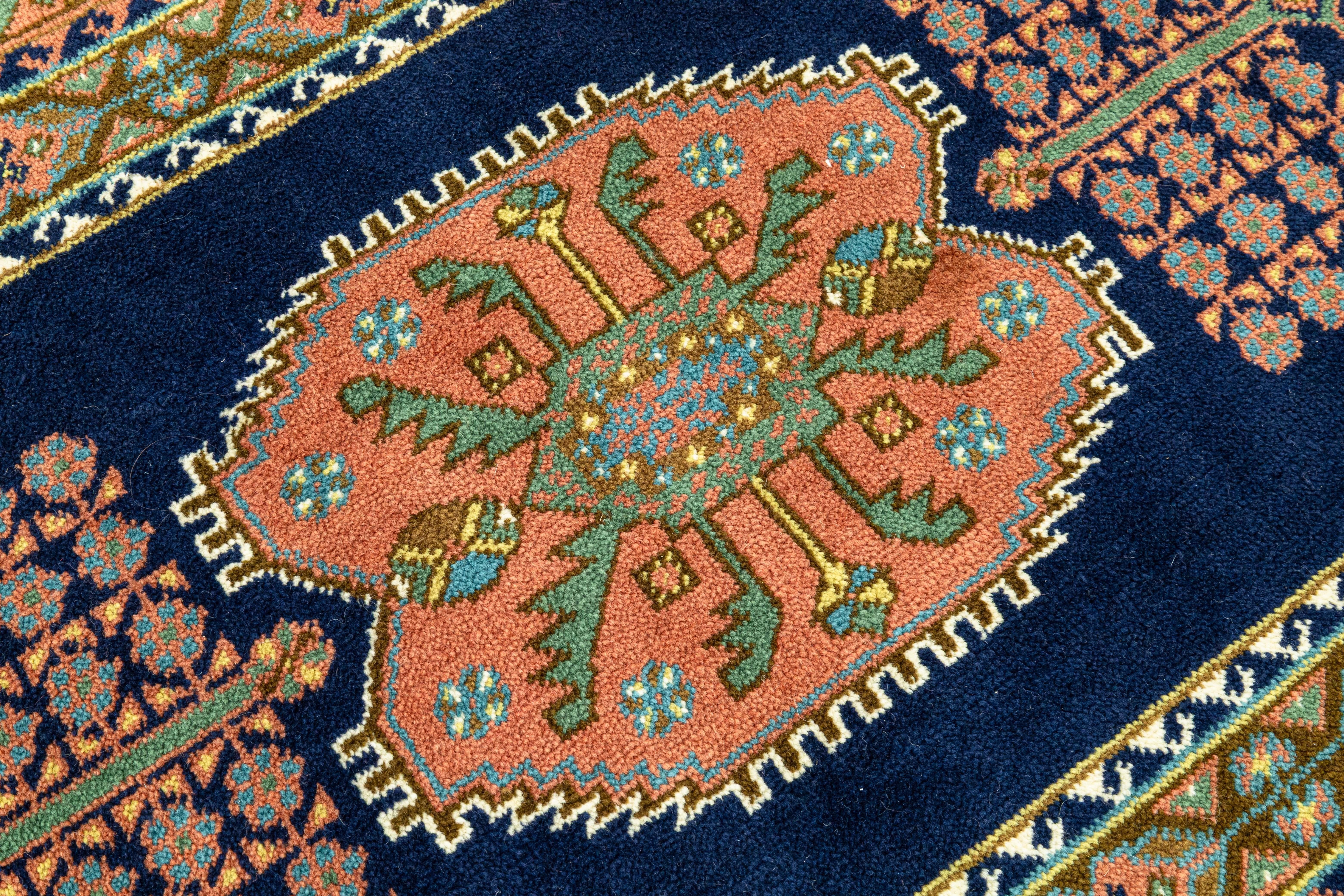 20ième siècle Tapis multicolore fabriqué à la main en Hollande avec étiquettes 3 pieds x 7 pieds en vente