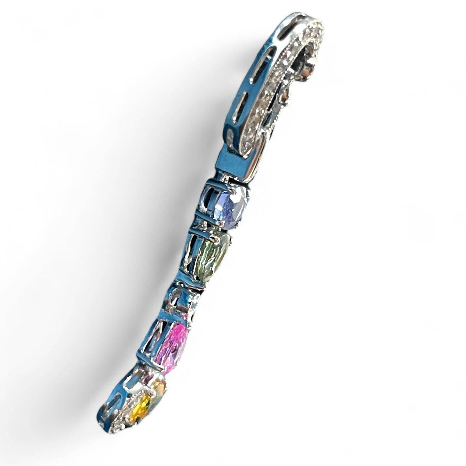 Pendientes Colgantes de Zafiro Multicolor y Diamante en Oro Blanco de 18 K Corte cojín en venta