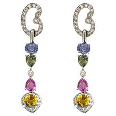 Boucles d'oreilles pendantes en or blanc 18 carats avec saphirs multicolores et diamants