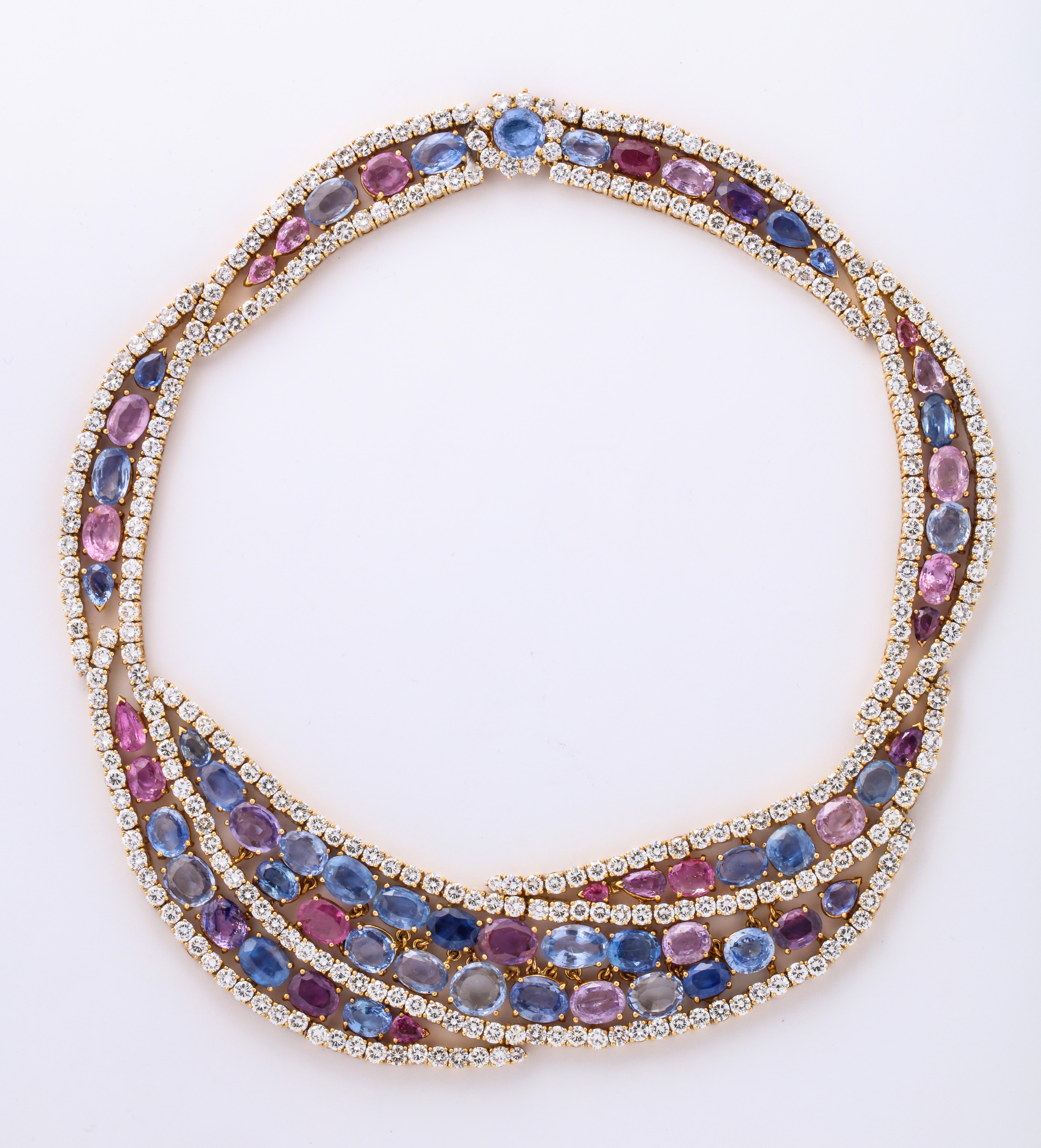 Diese atemberaubende Halskette zeigt die breite Farbpalette, die Saphire haben können.  Blau oder rosa leuchten die Saphire am besten, wenn sie von Diamanten umgeben sind.

Etwa 108,21 Karat Saphire
und ca. 43,78 Karat Diamanten

Abgebildet auf